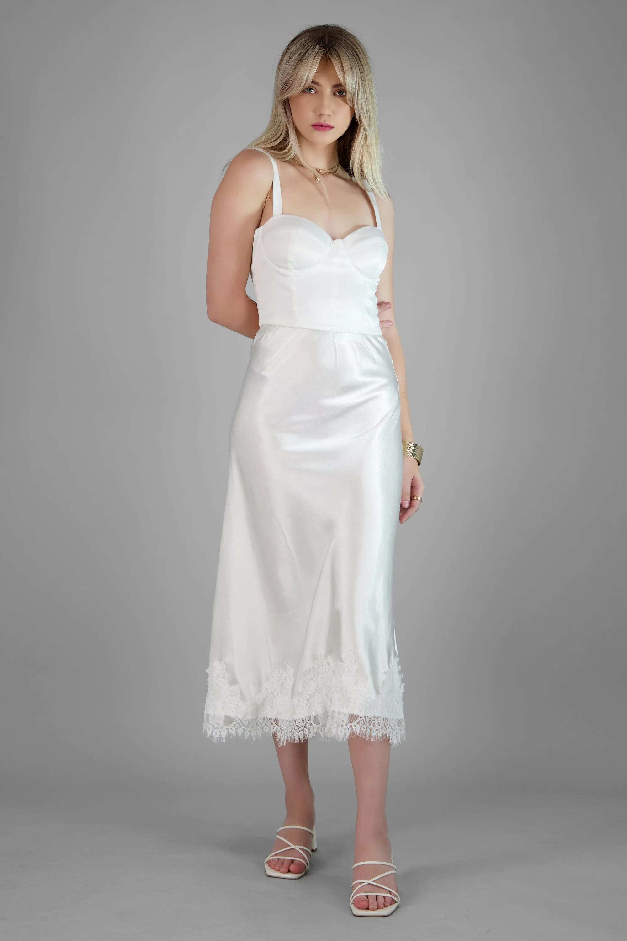 Falda satinada con detalle de encaje sold by Shasa