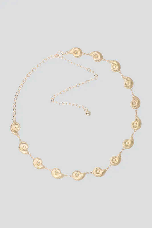 Cinturón cadena conchas sold by Shasa