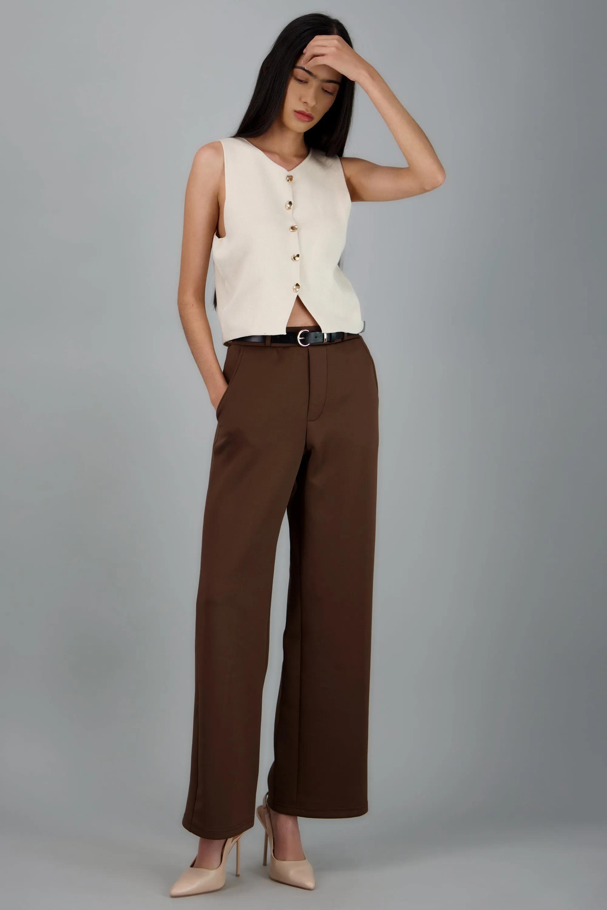 Pantalon estilo recto con cinturon sold by Shasa