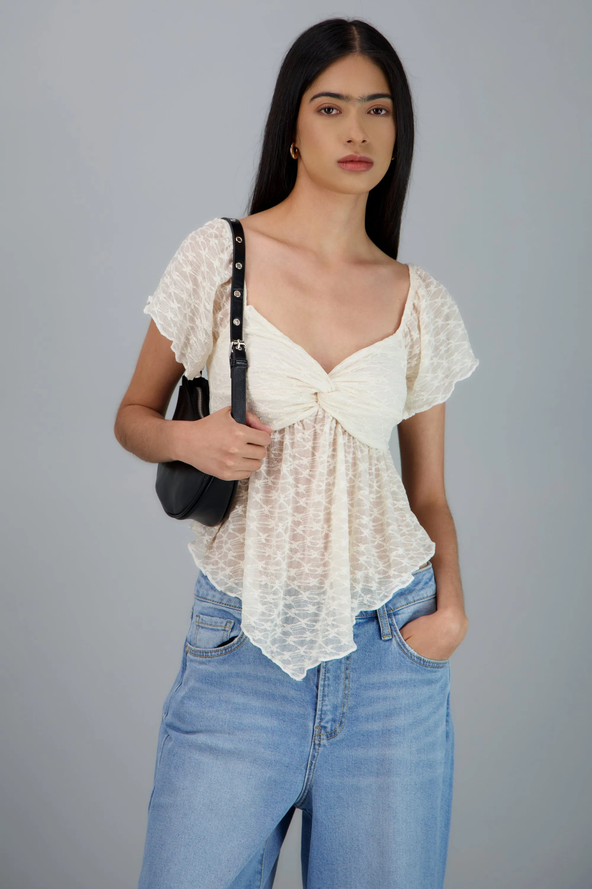 Blusa encaje asimetrica manga corta sold by Shasa