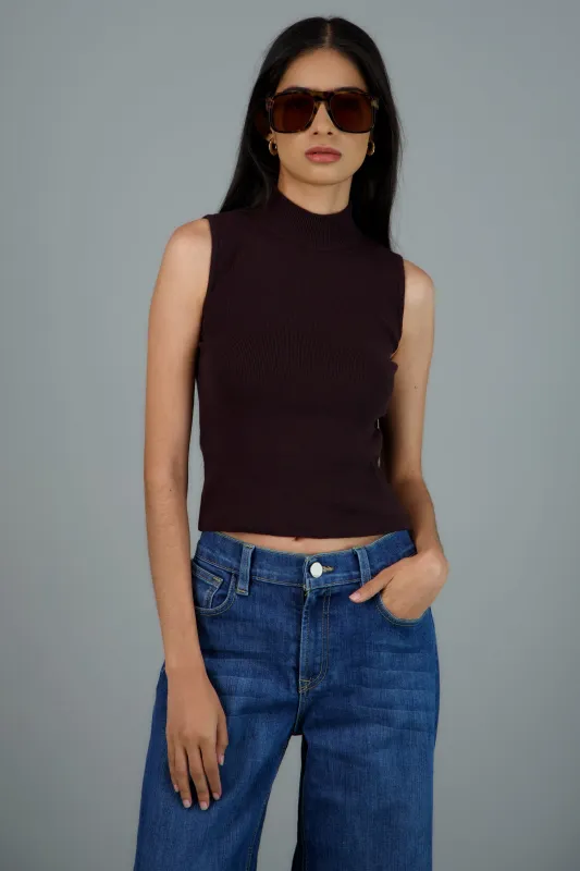 Top tejido sin manga cuello alto sold by Shasa