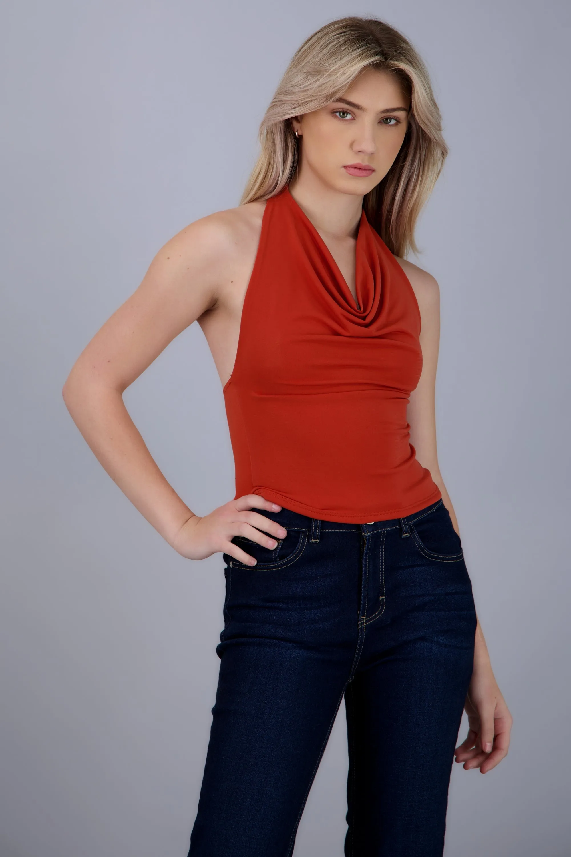 TOP HALTER ESCOTE CASCADA sold by Shasa