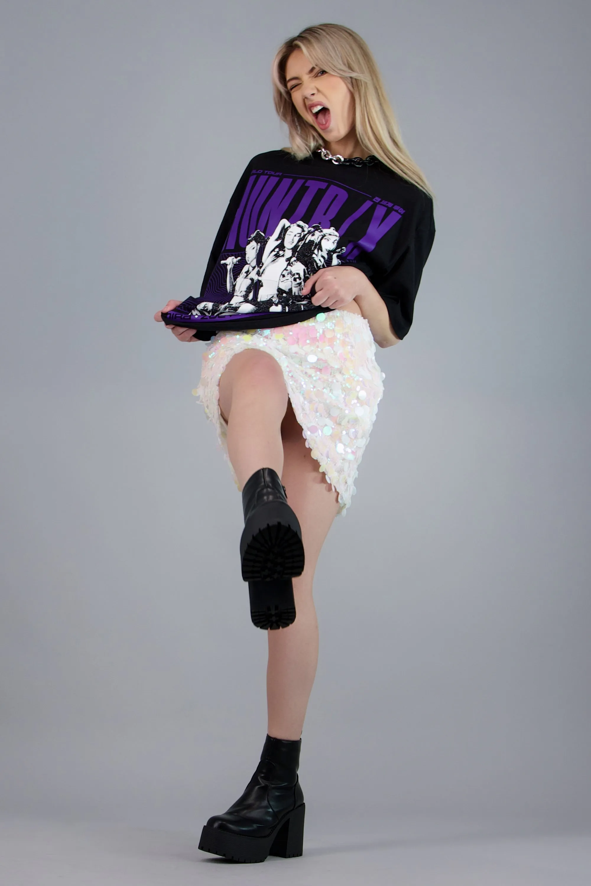 Playera k-pop DH Huntrix tour sold by Shasa