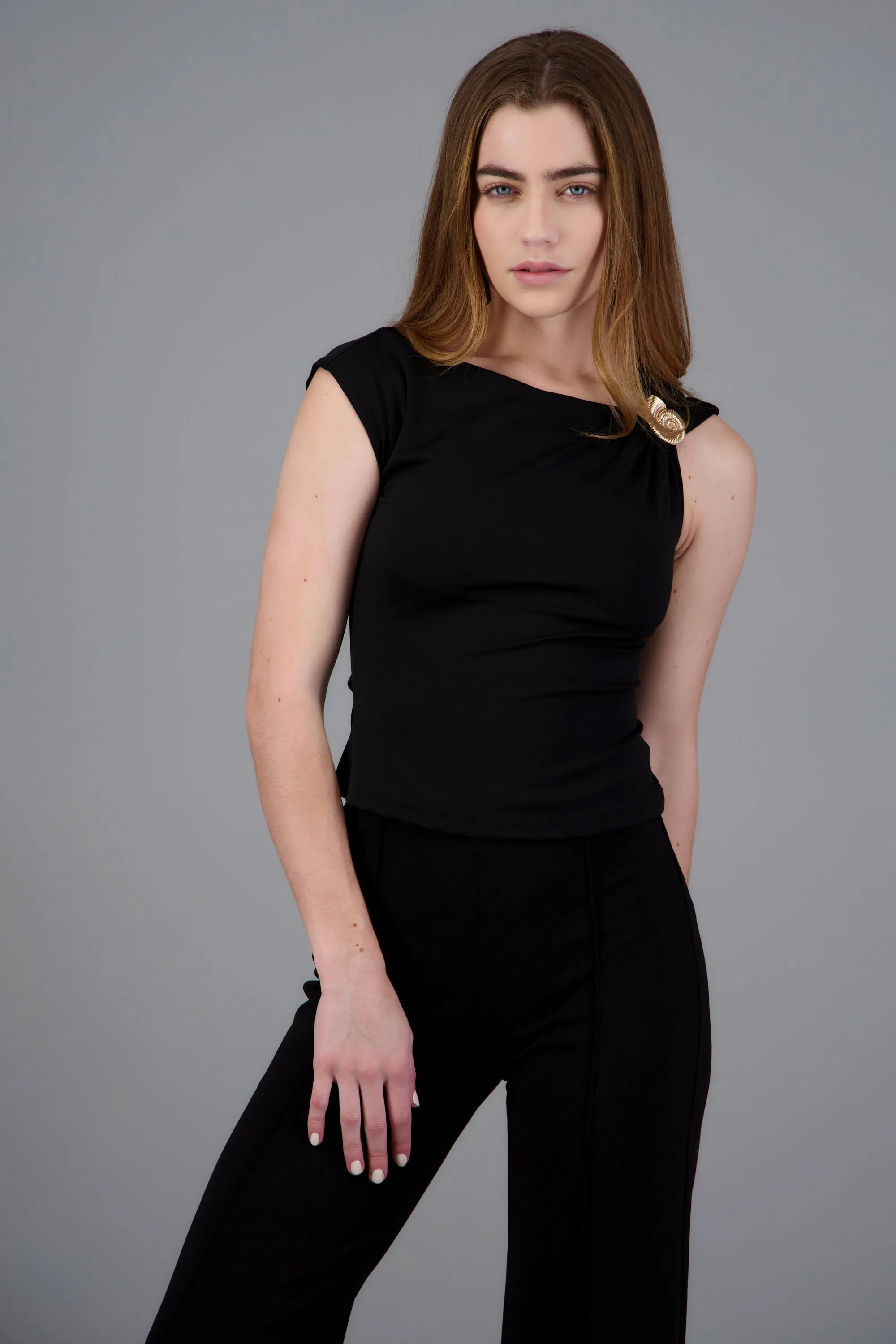 Top asimétrico detalle hombro sold by Shasa