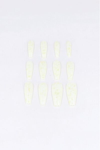 Set 12 uñas postizas largas manchas sold by Shasa