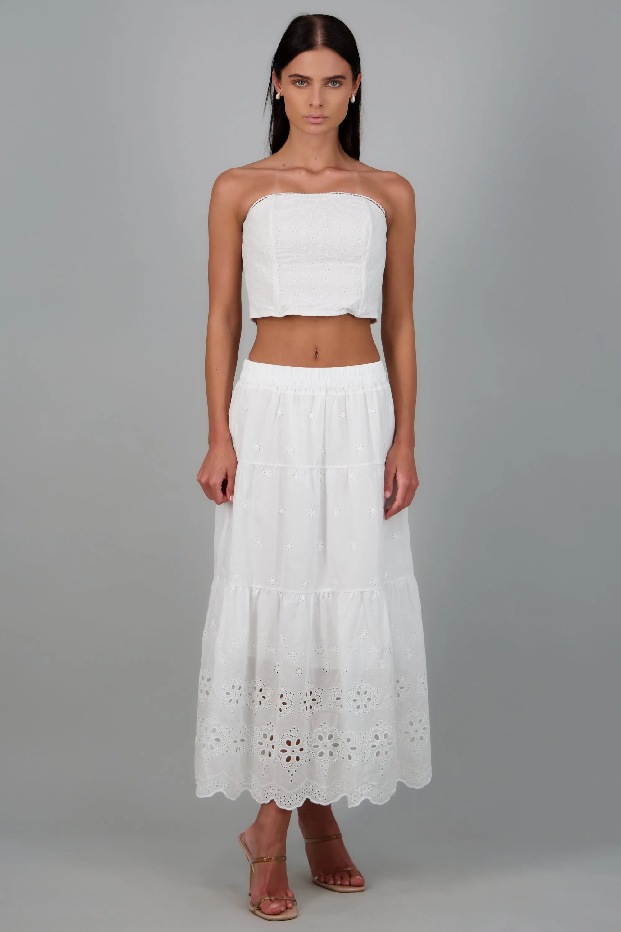 Maxi falda con detalles florales de ojales sold by Shasa