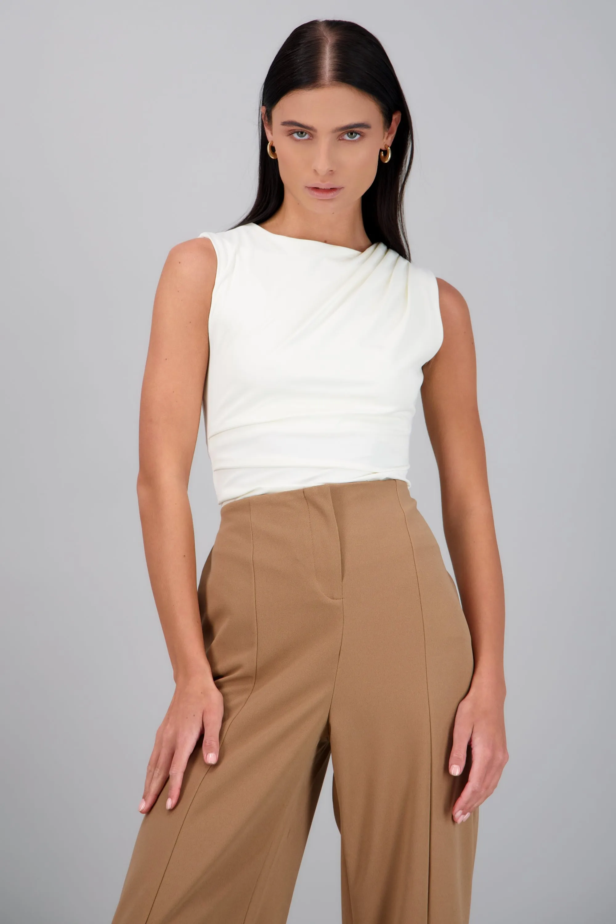 Top drapeado hombro y costado sold by Shasa