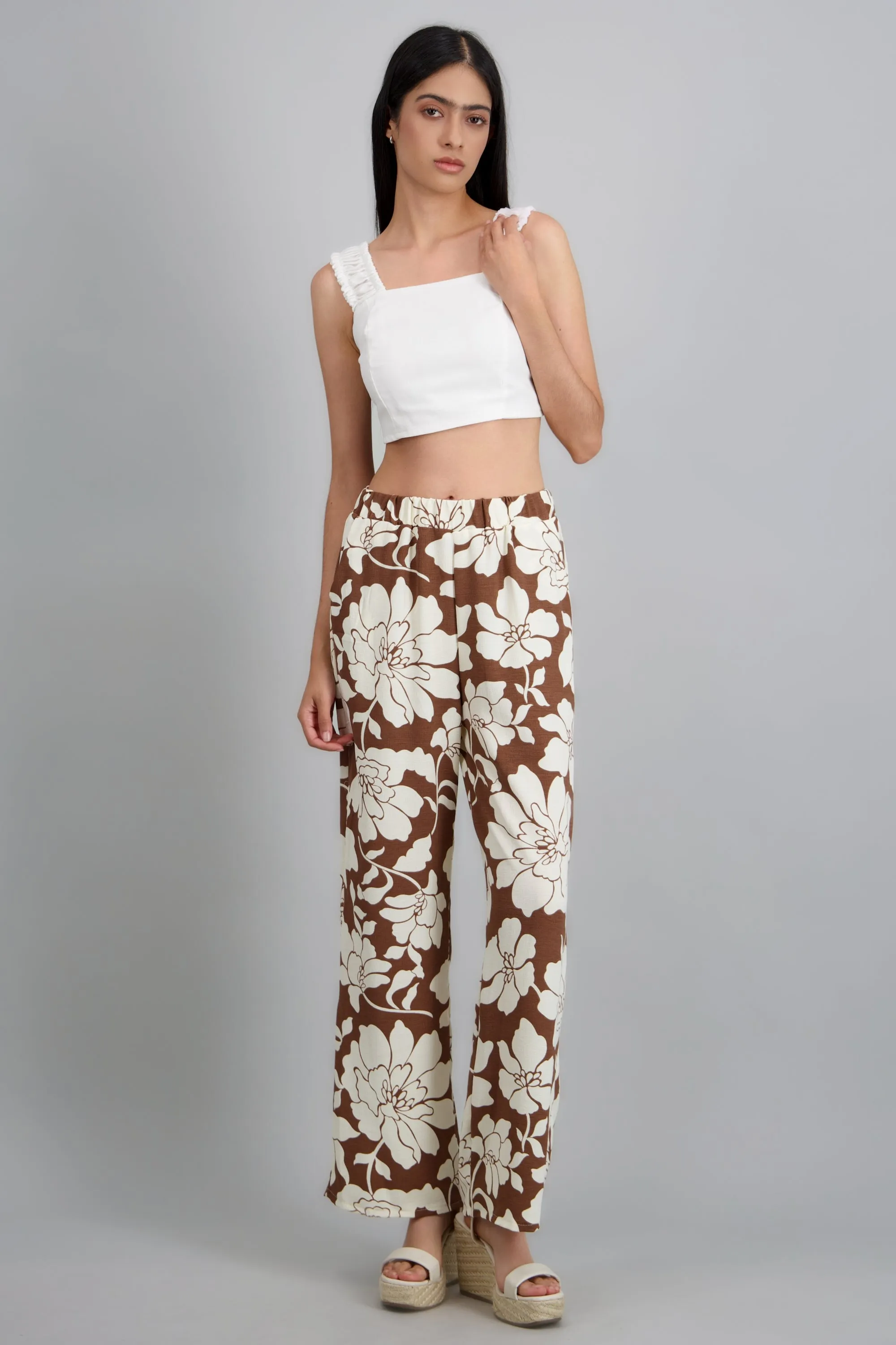 Pantalon recto con estampado flores sold by Shasa