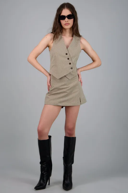 Falda short con abertura estampado cuadros sold by Shasa