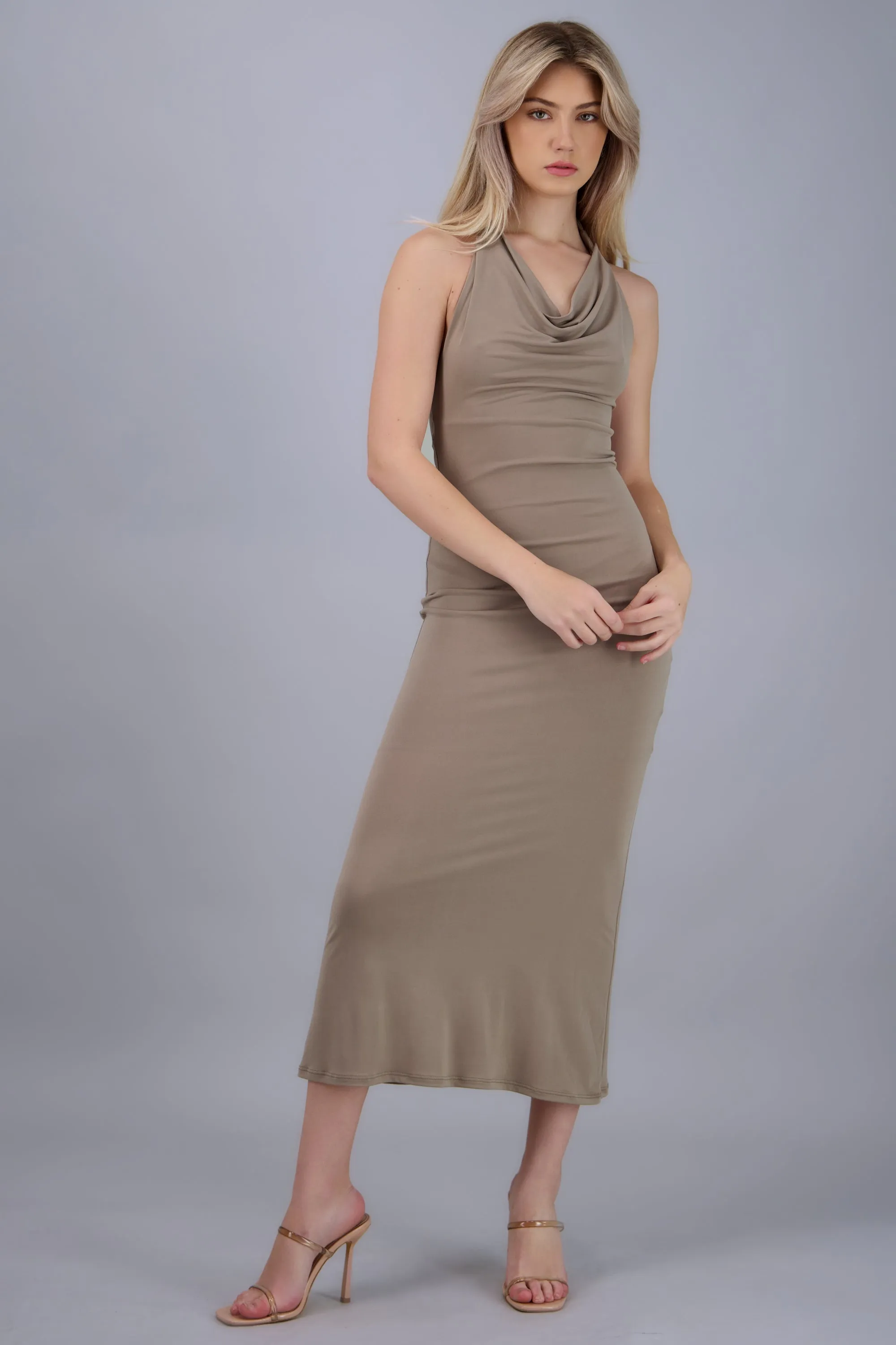 Vestido maxi halter escote columpio sold by Shasa
