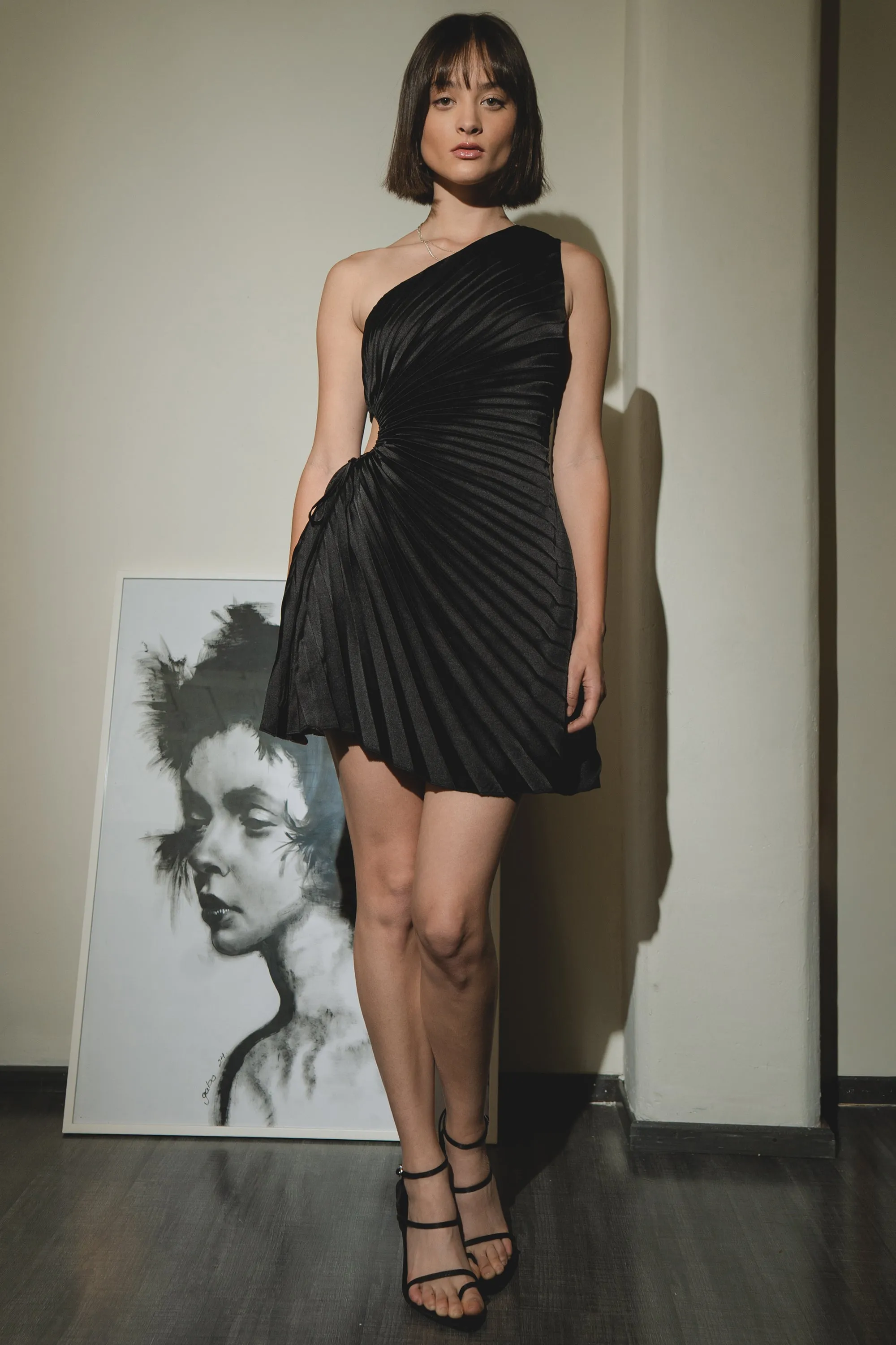 Vestido corte asimetrico plisado sold by Shasa