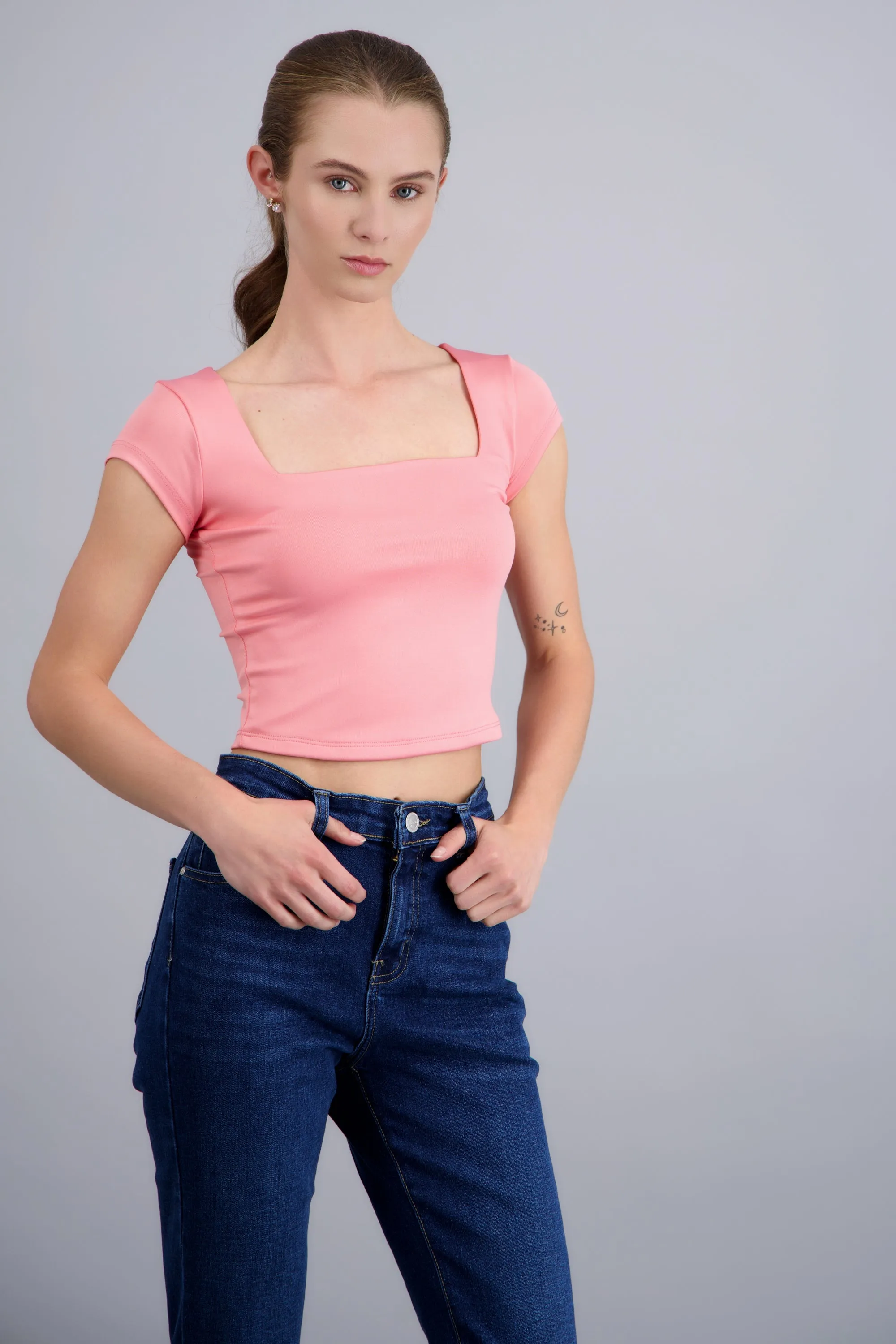 Top liso escote cuadrado manga corta sold by Shasa