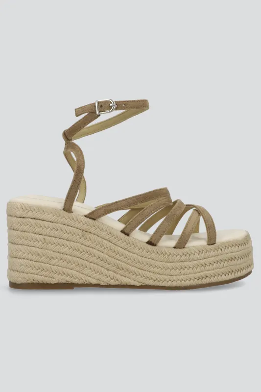 Cuña baja tiras gamucina sold by Shasa