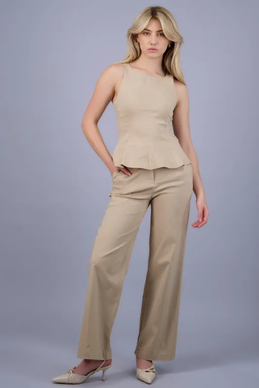 Pantalon recto con bolsas sold by Shasa