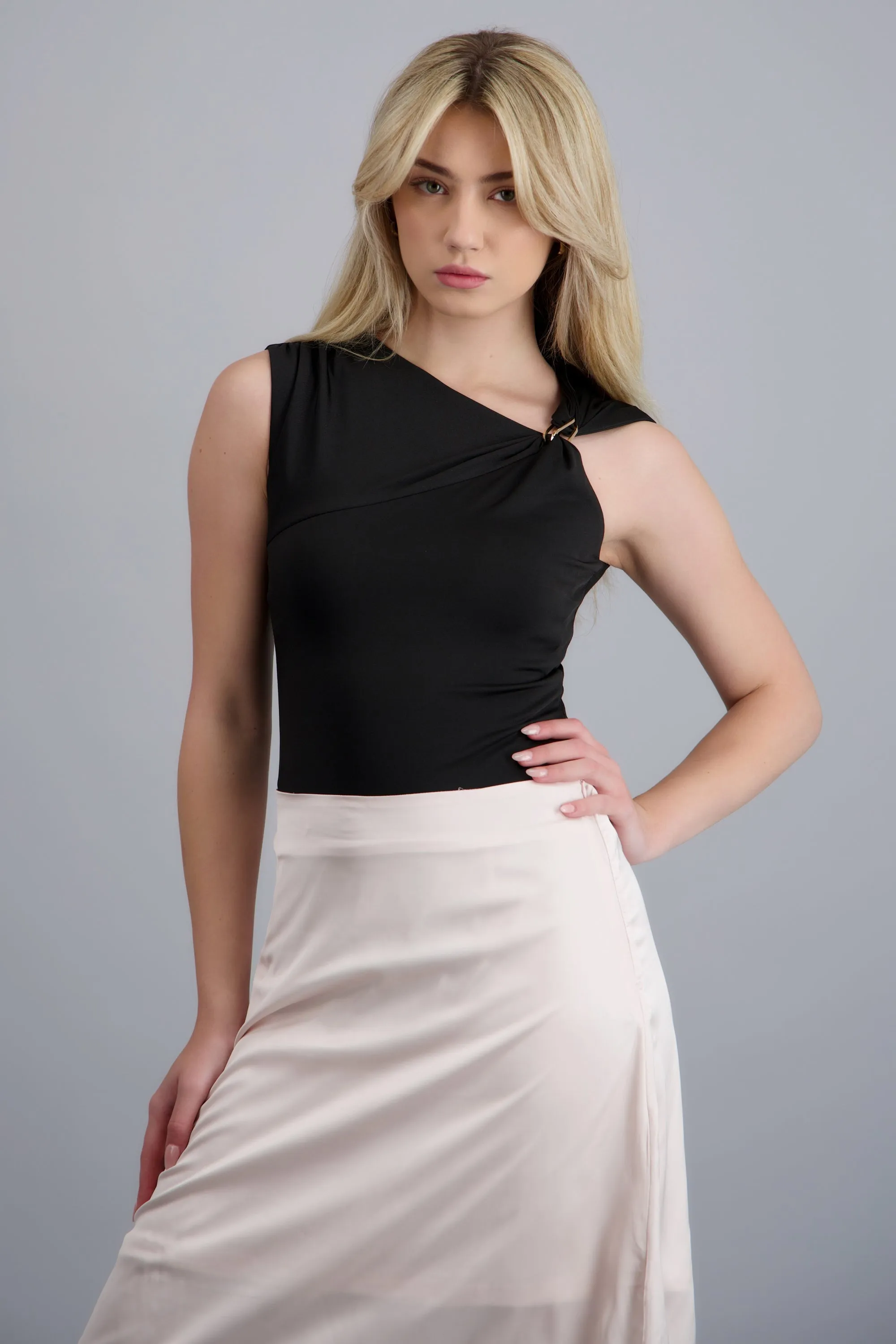 Bodysuit asimetrico detalle herraje sold by Shasa