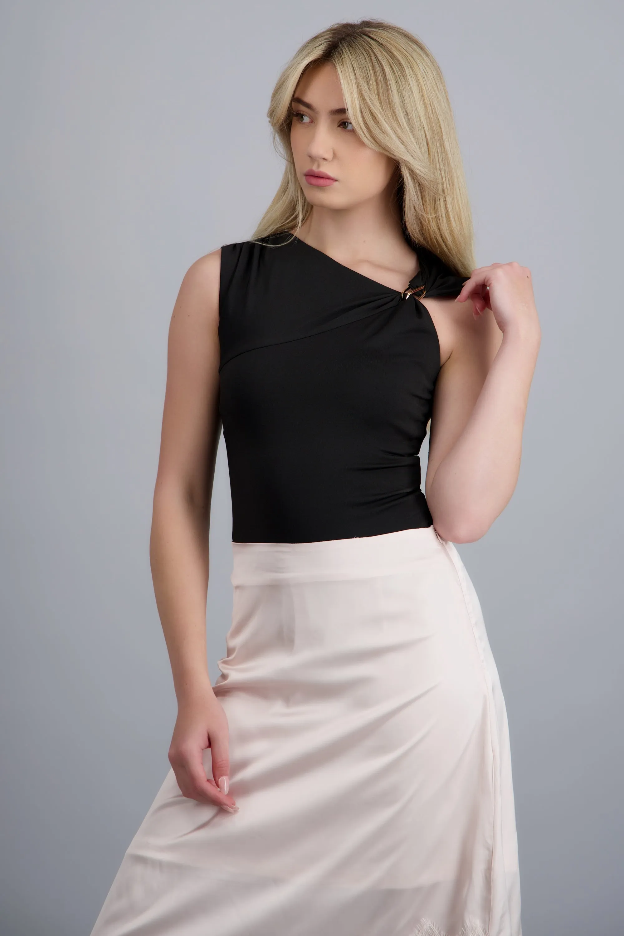 Bodysuit asimetrico detalle herraje sold by Shasa product image thumbnail 3