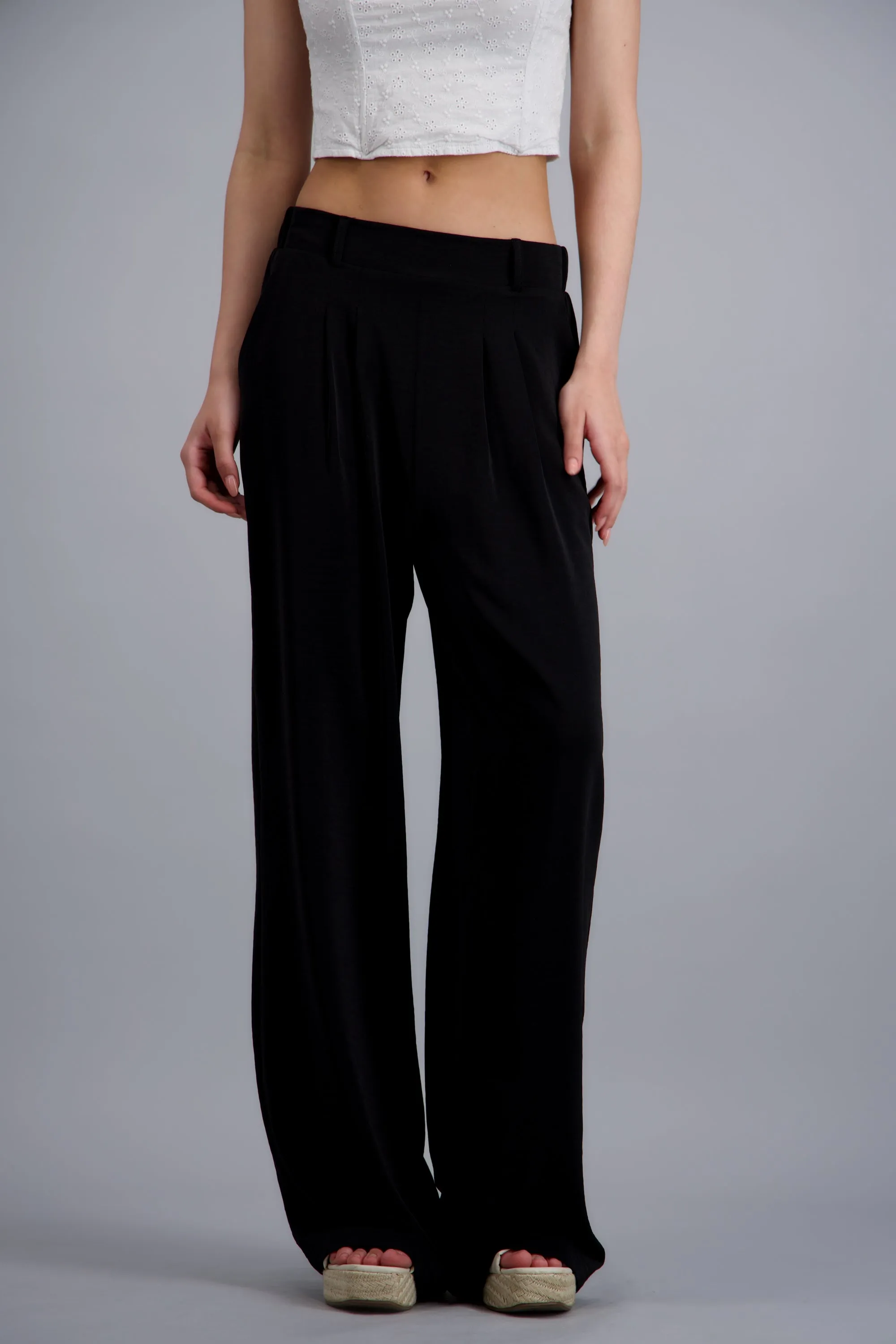 Pantalon con pinzas amplio sold by Shasa