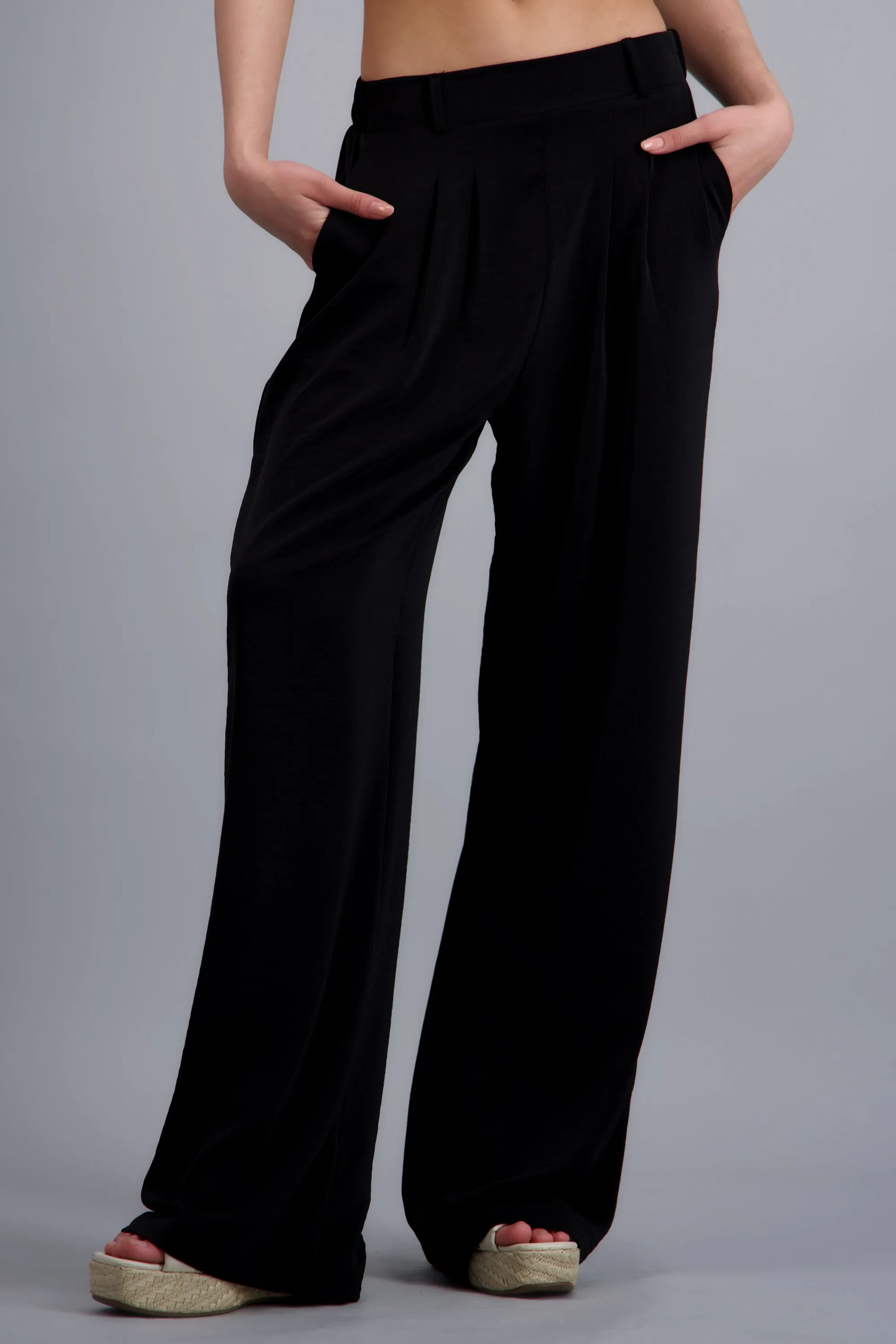 Pantalon con pinzas amplio sold by Shasa product image thumbnail 5