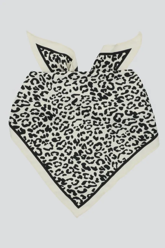 Pañuelo triángulo animal print made by Shasa