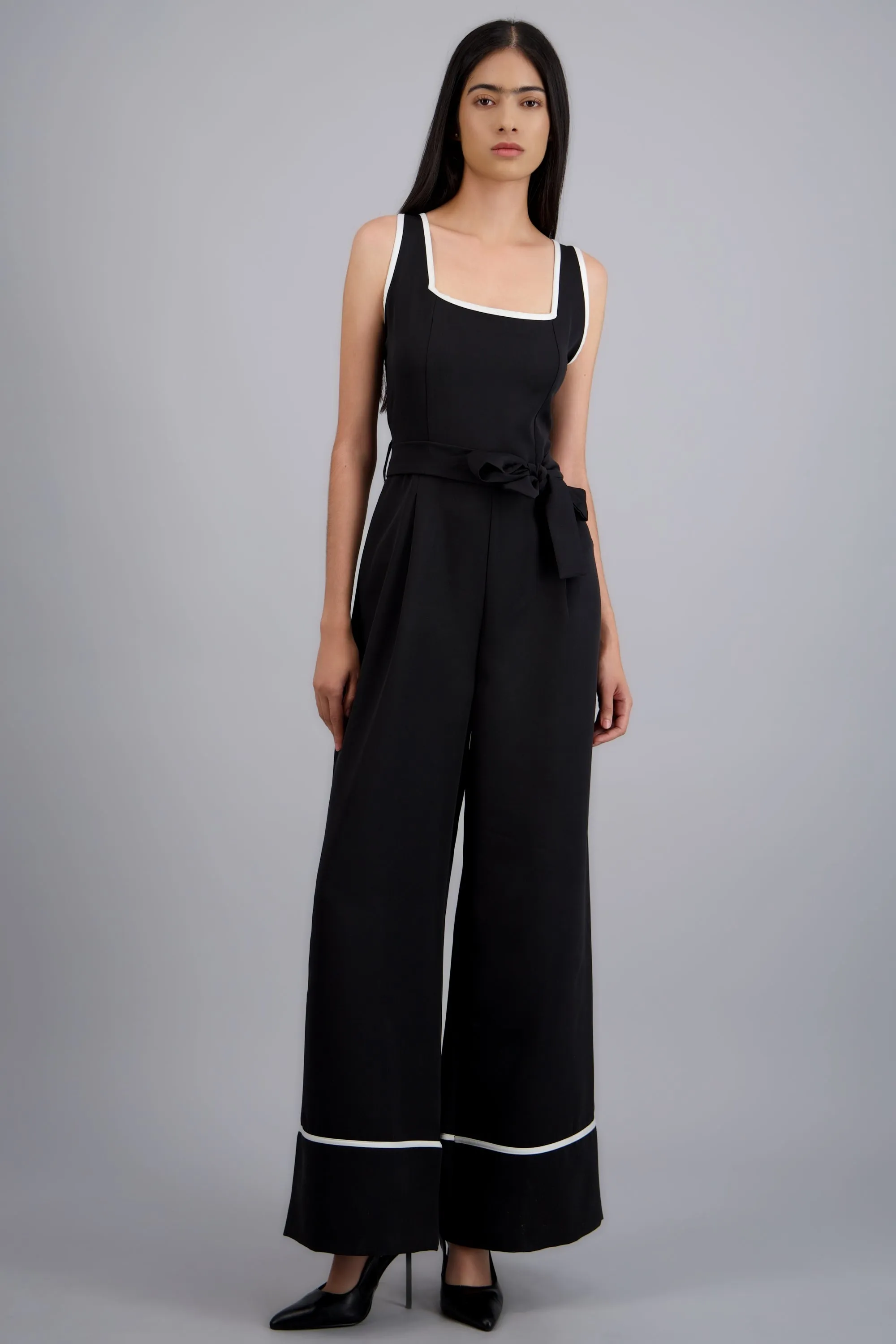 Jumpsuit escote cuadrado detalle contraste sold by Shasa