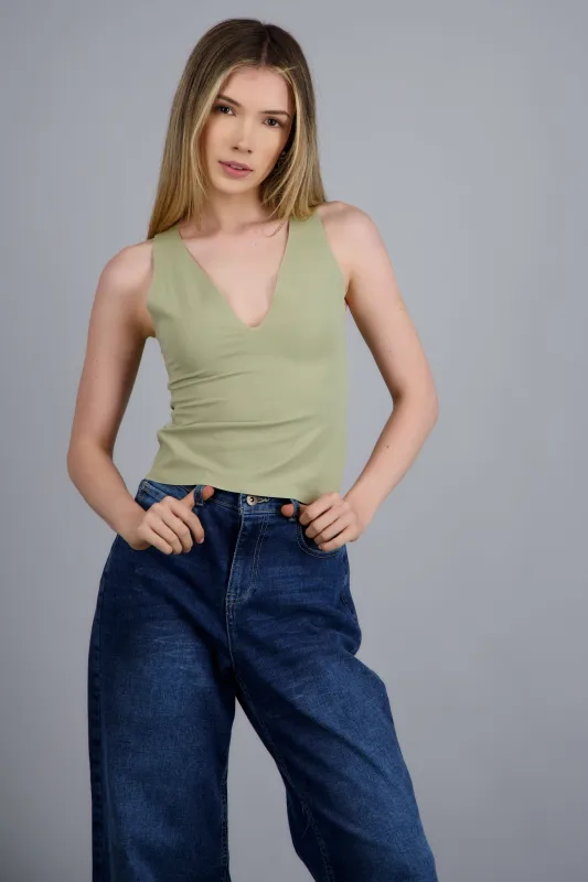 Crop top escote en v sin mangas sold by Shasa