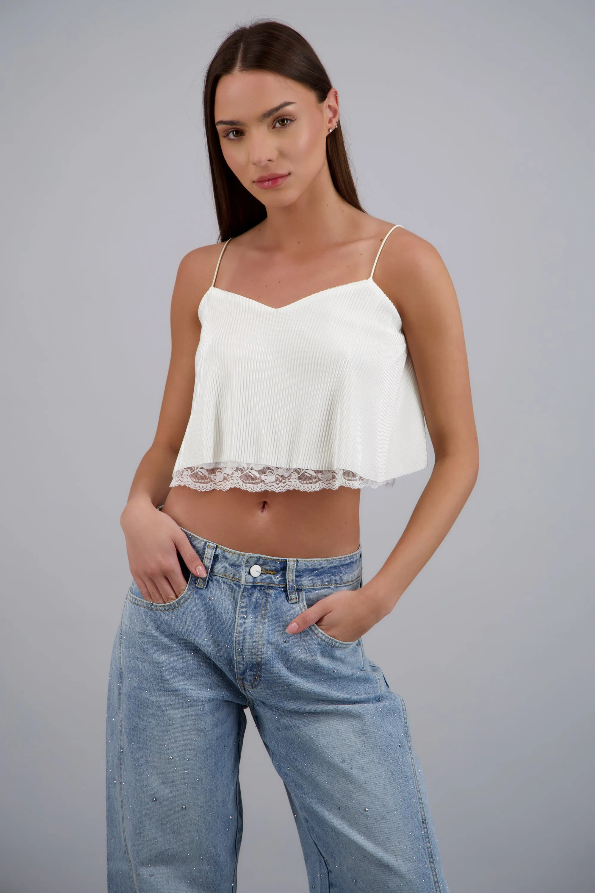 Top sin mangas con olan detalle encaje sold by Shasa