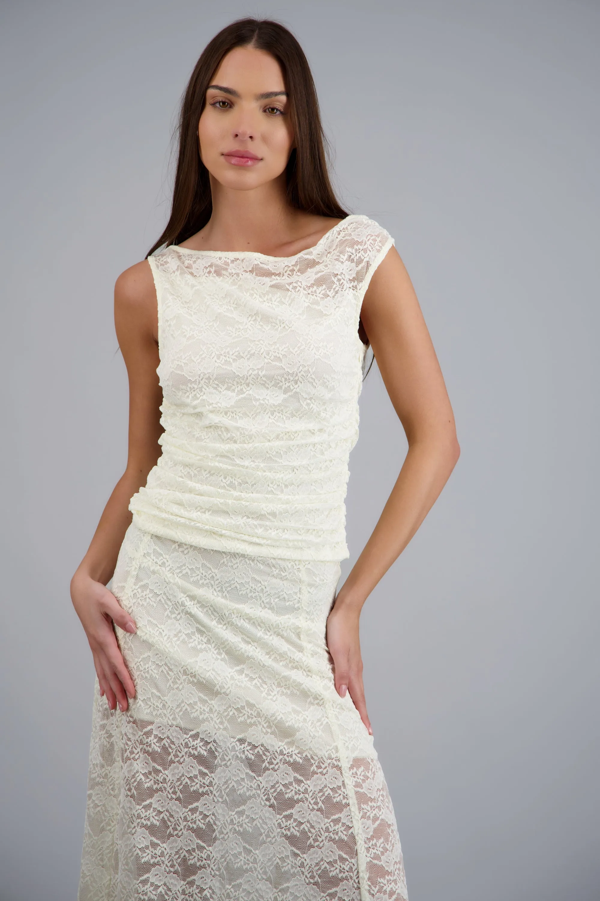 Top asimétrico de encaje sold by Shasa