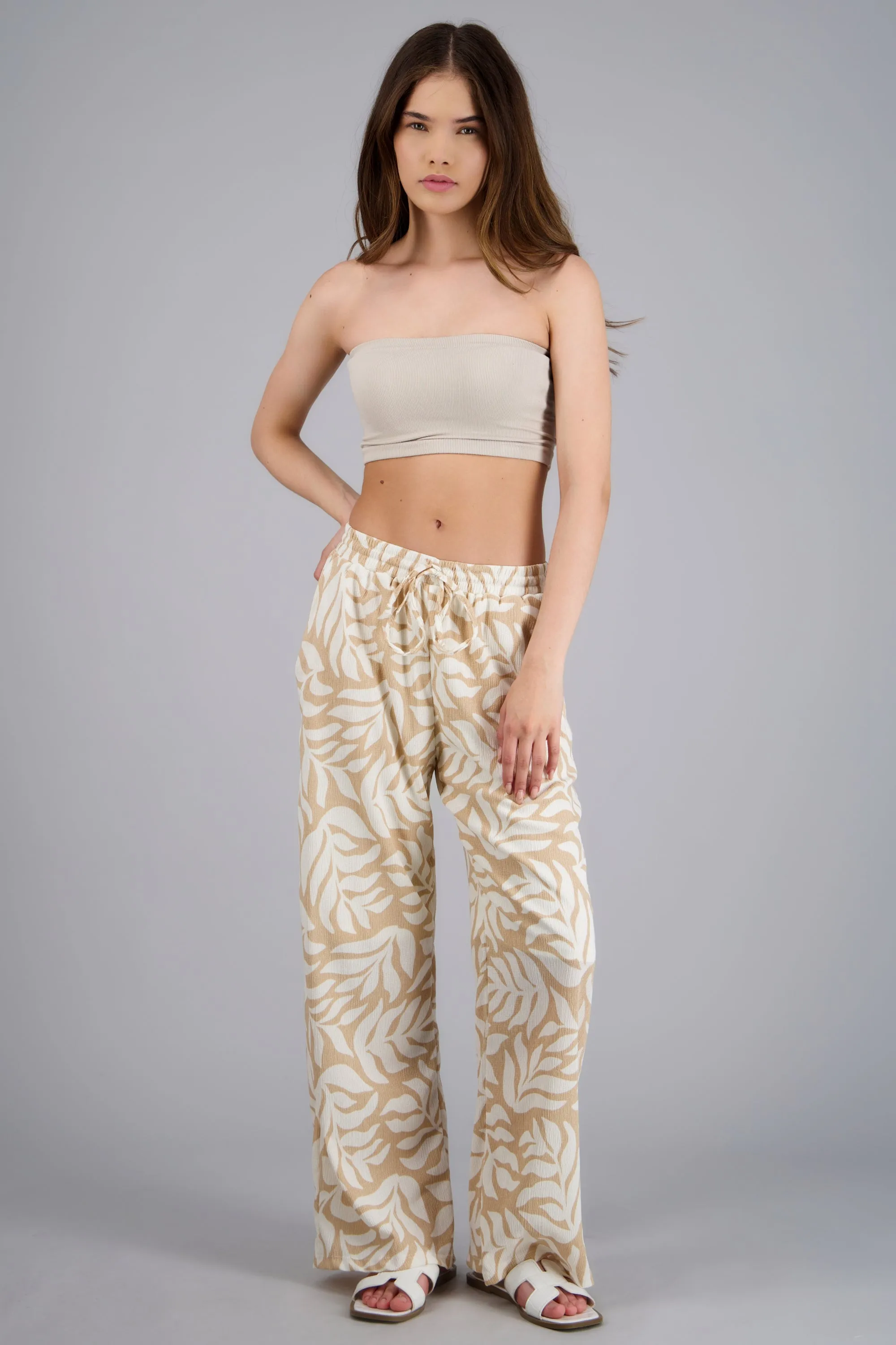 Pantalón estampado hojas sold by Shasa