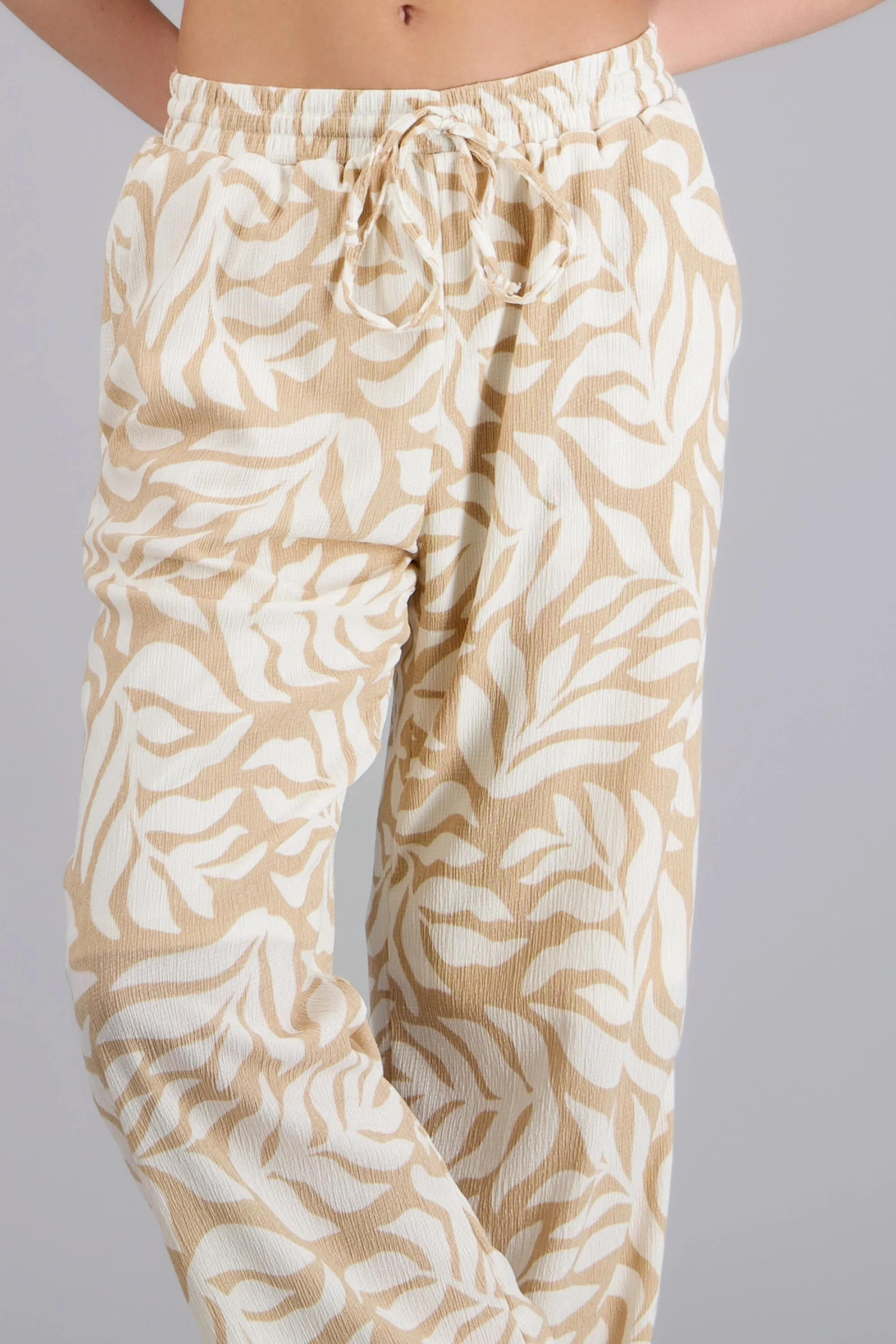 Pantalón estampado hojas sold by Shasa product image thumbnail 5