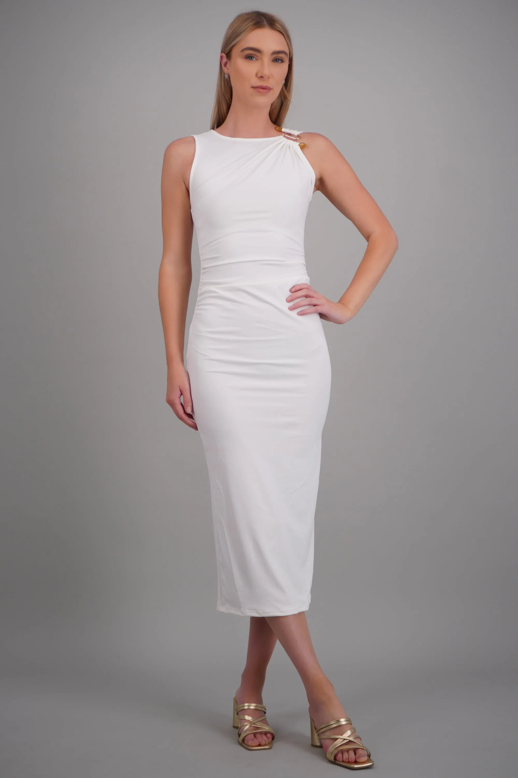 Vestido maxi detalle hombro sold by Shasa