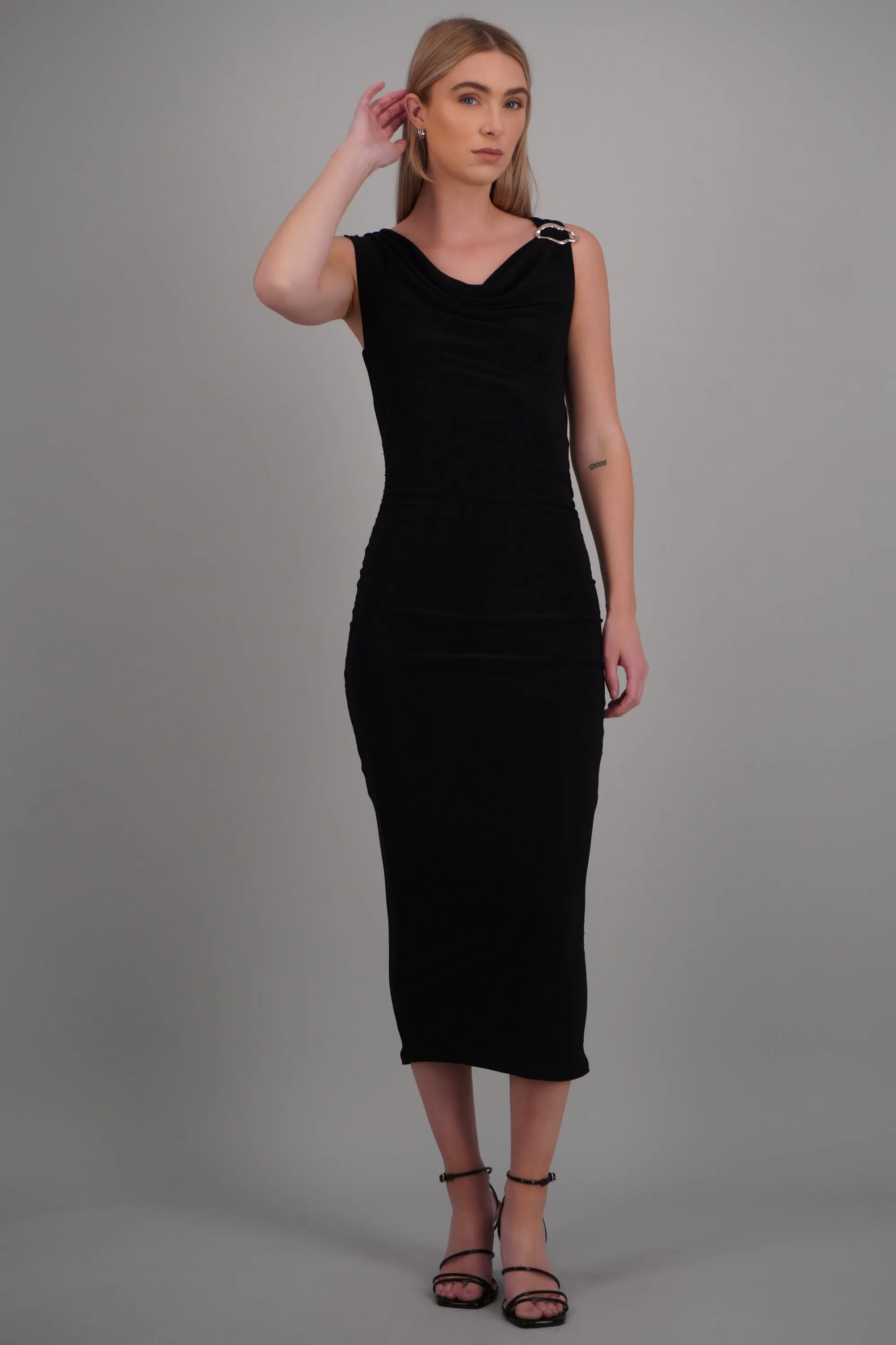 Vestido cascada detalle herraje sold by Shasa