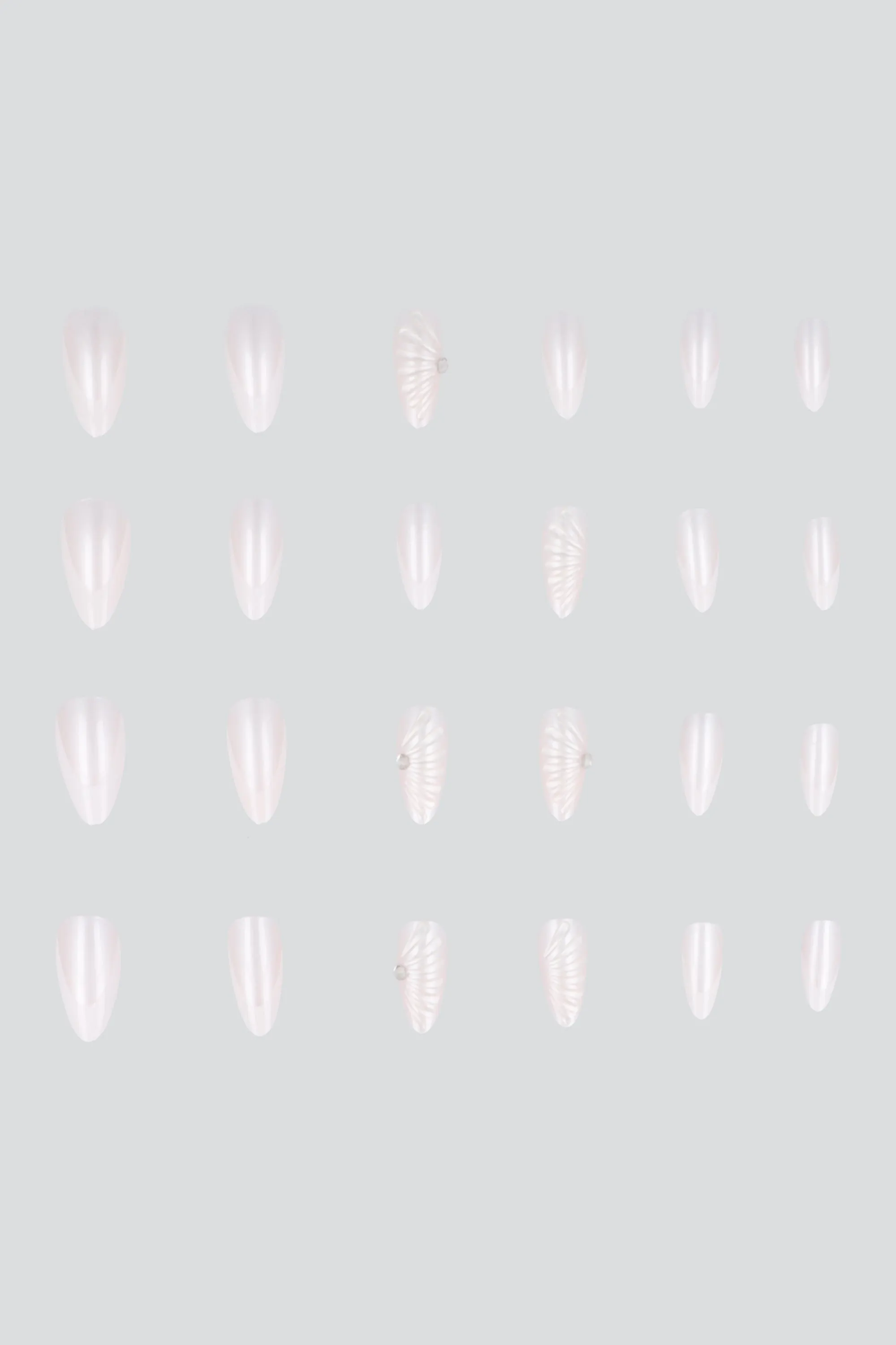 Set 24 uñas french olas sold by Shasa