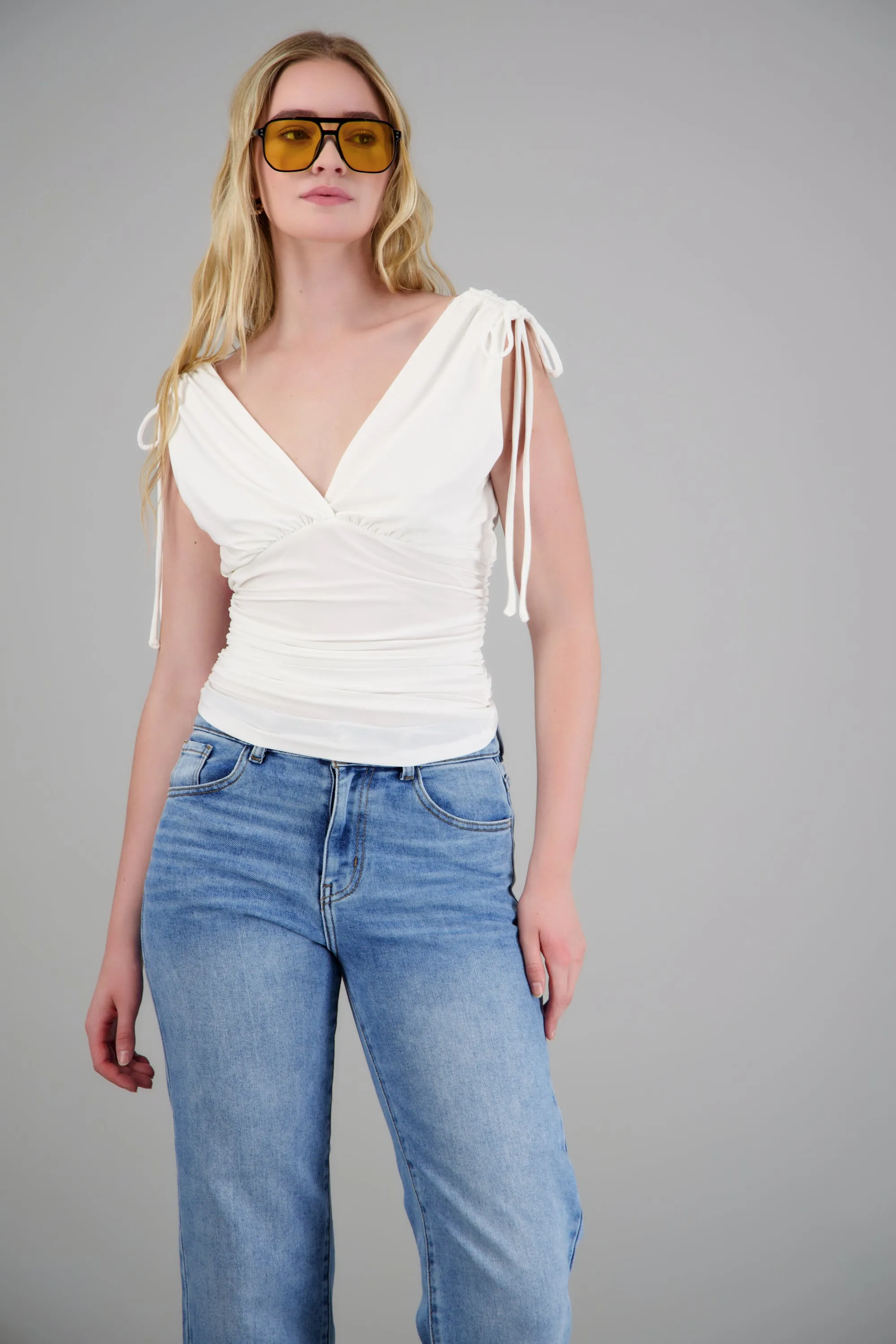 Top escote v detalle jaretas drapeado sold by Shasa