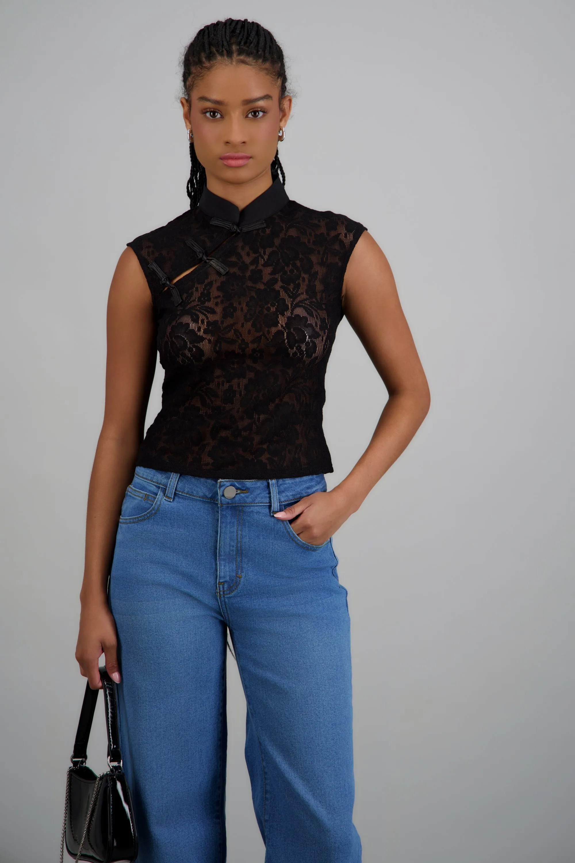 Top encaje botones laterales sold by Shasa