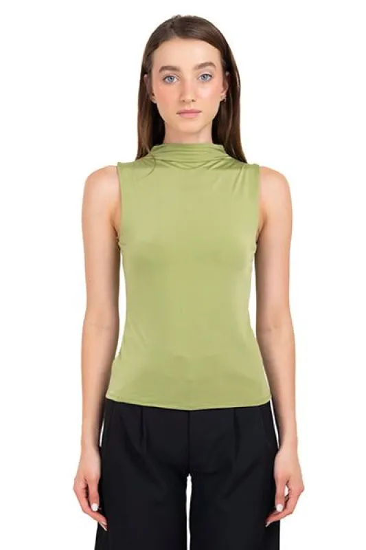 Top liso cuello alto sold by Shasa