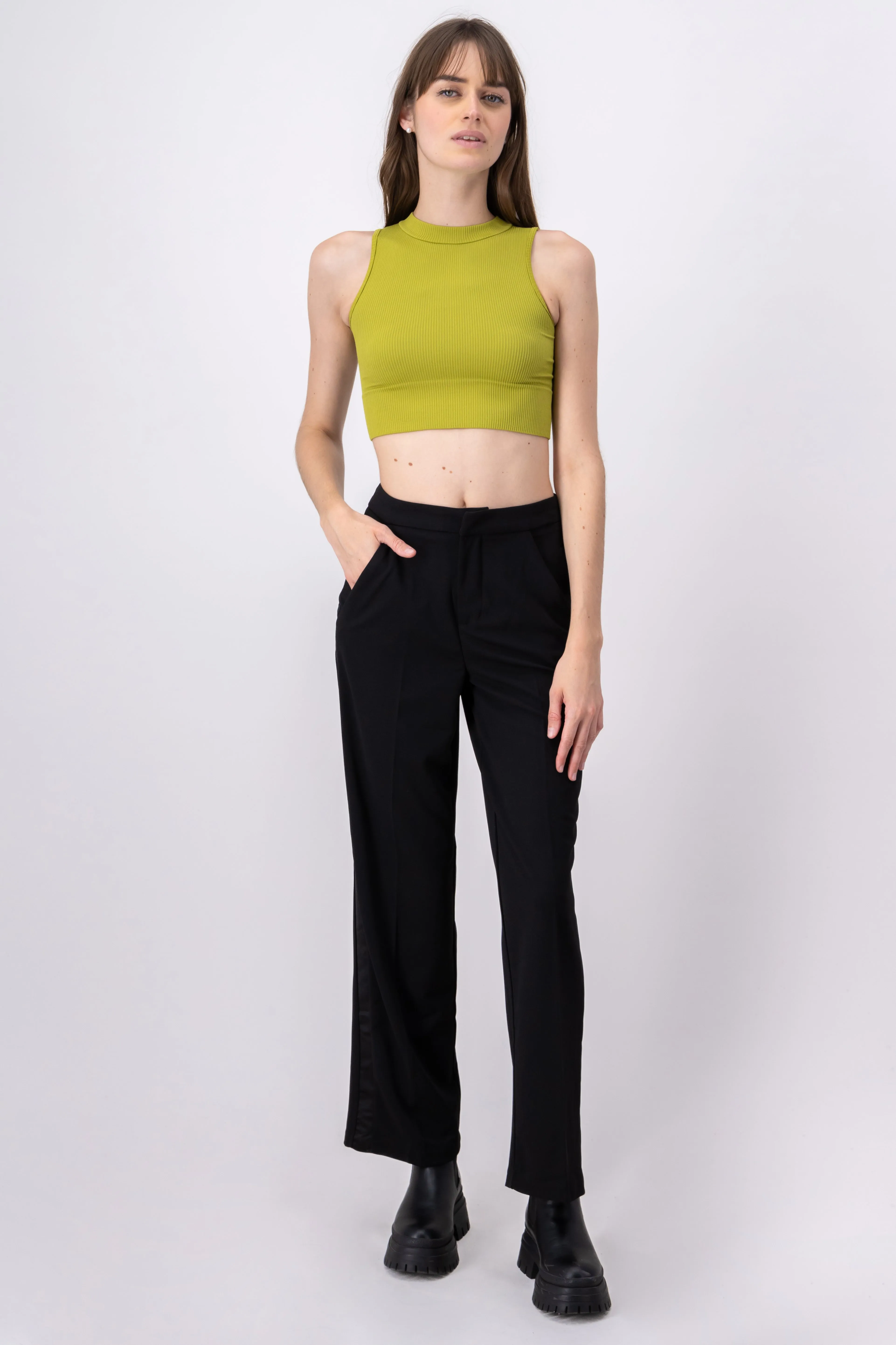 Pantalón recto cintura media sold by Shasa