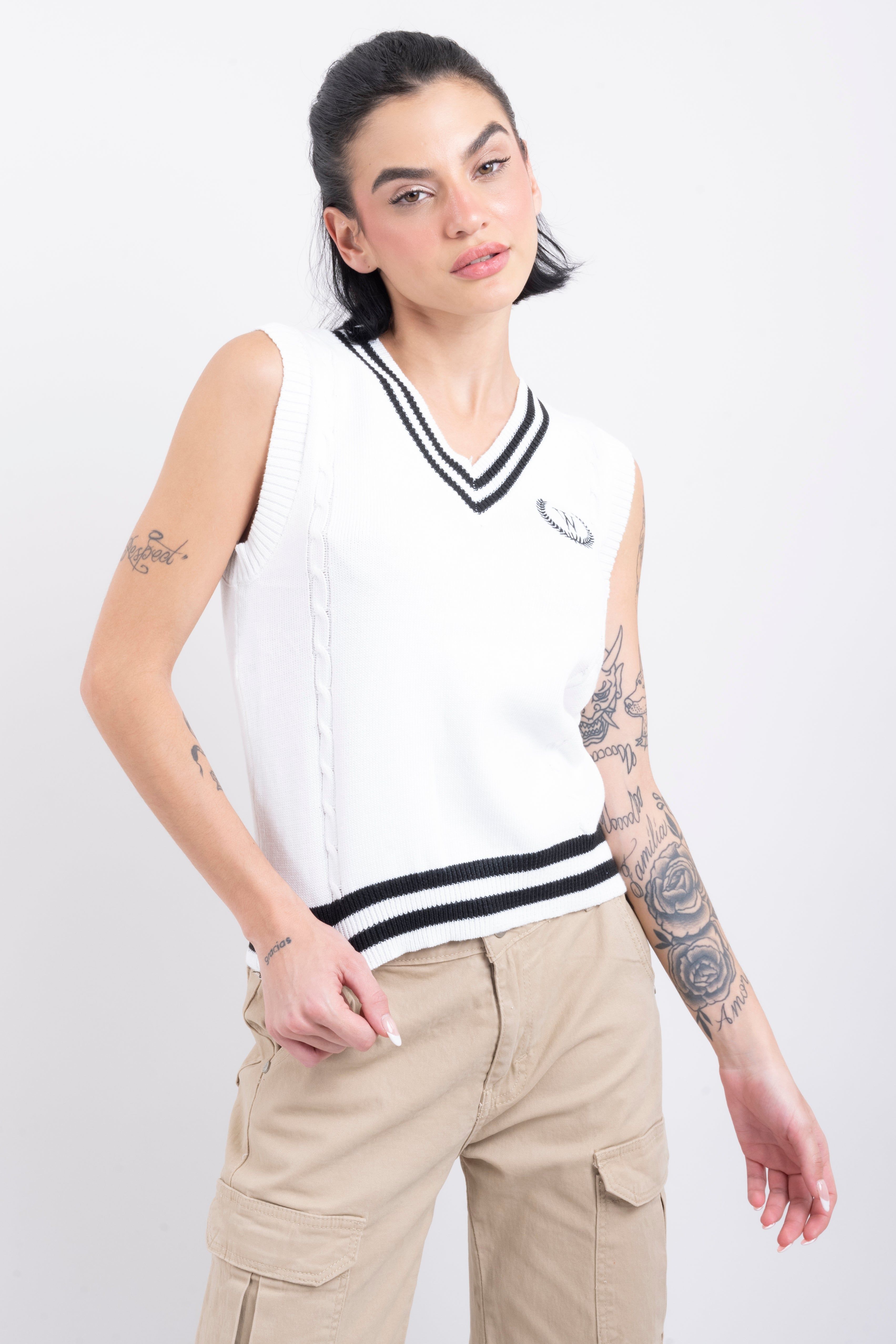 Chaleco tejido bicolor bordado sold by Shasa