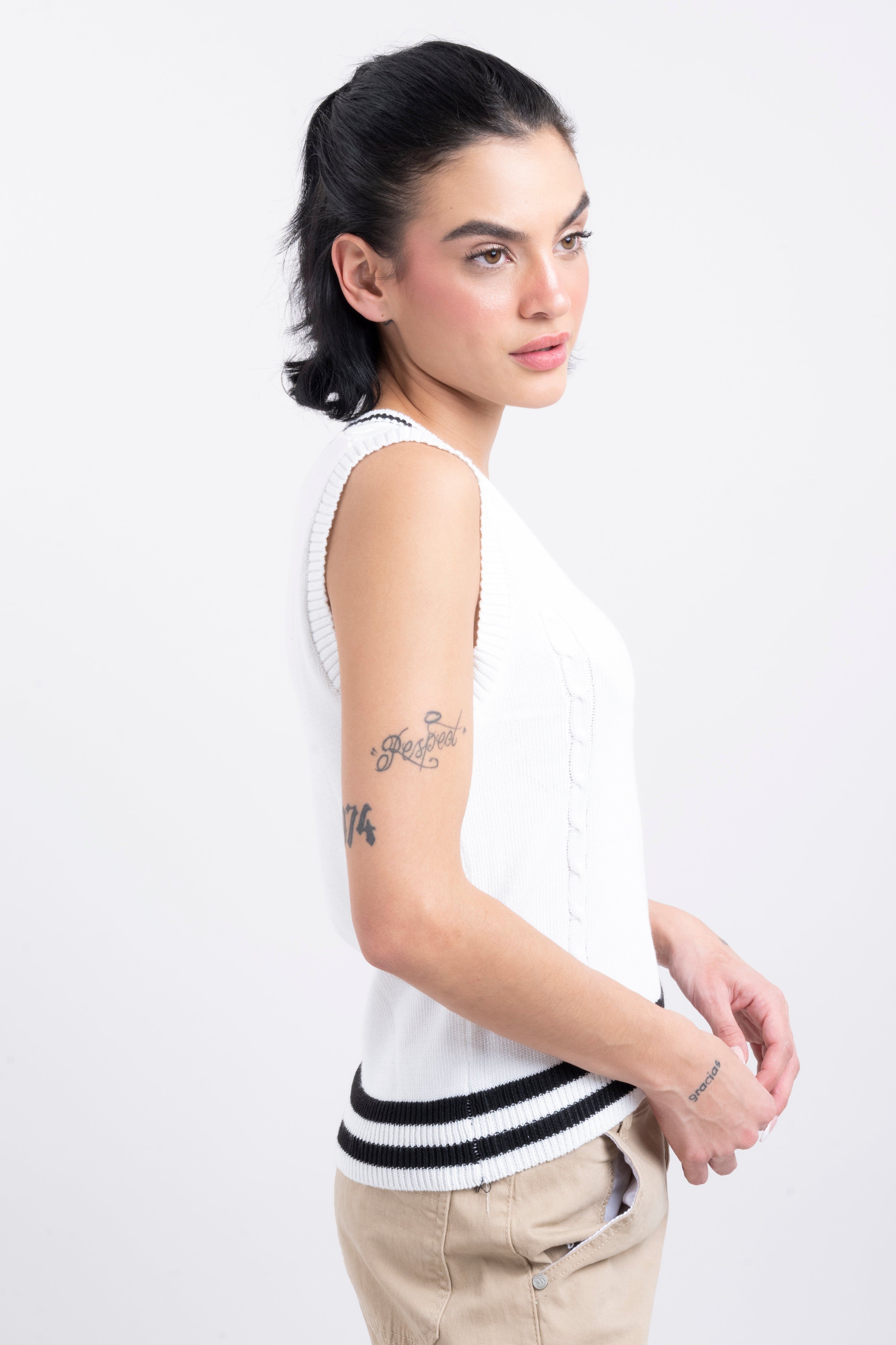 Chaleco tejido bicolor bordado sold by Shasa product image thumbnail 3