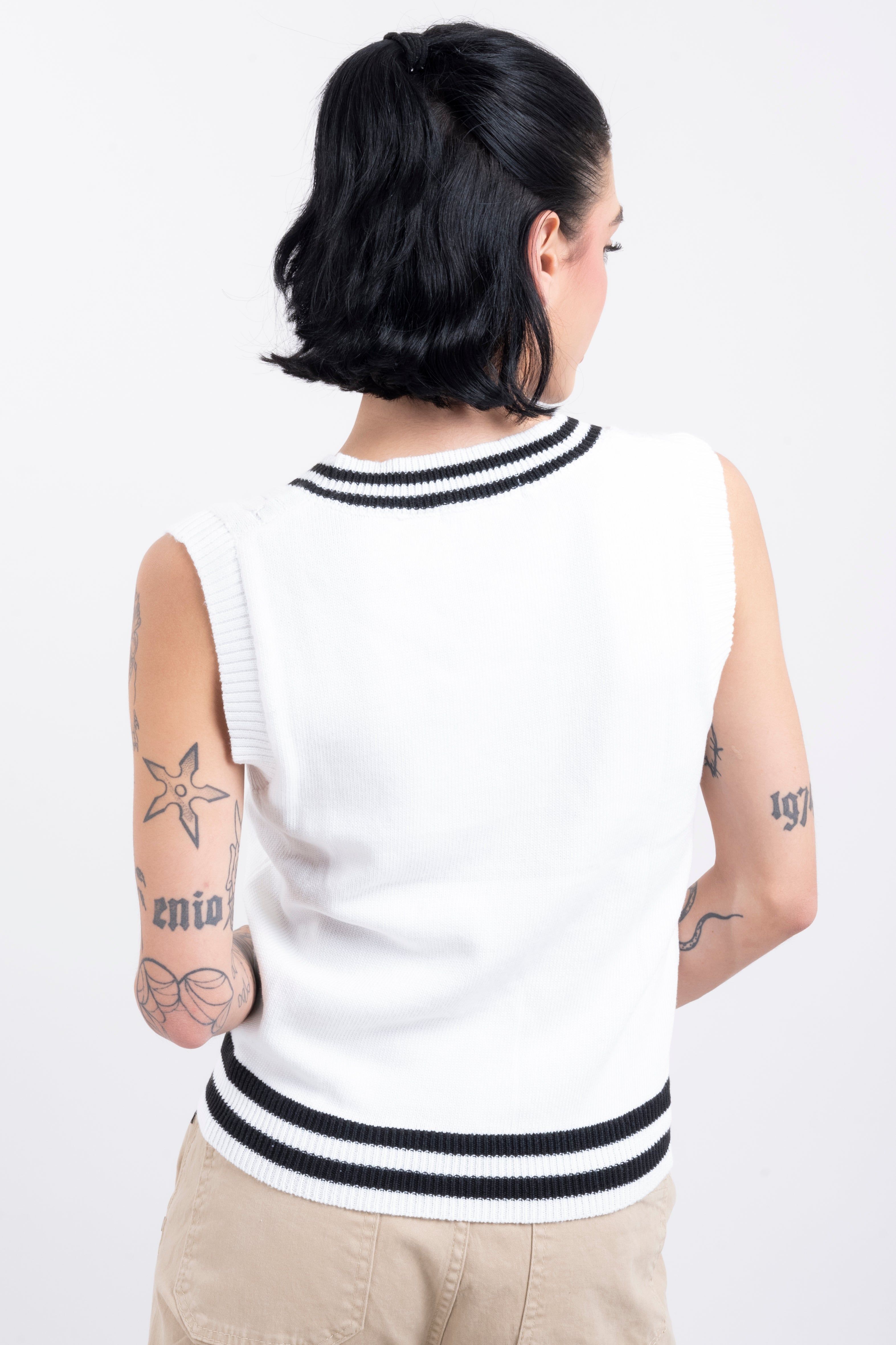 Chaleco tejido bicolor bordado sold by Shasa product image thumbnail 4