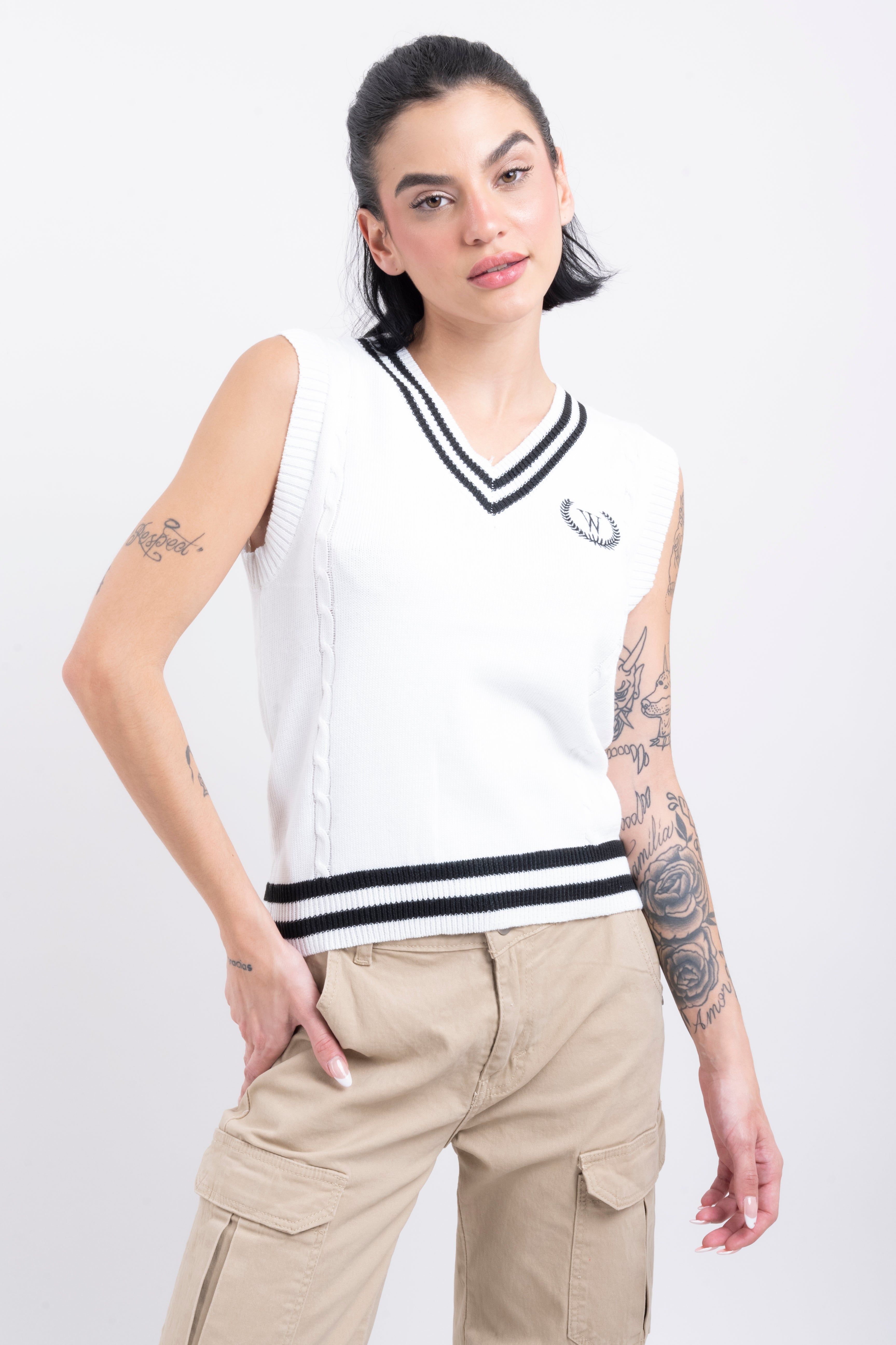 Chaleco tejido bicolor bordado sold by Shasa product image thumbnail 2