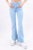 Jeans flare con corte en tobillos sold by Shasa