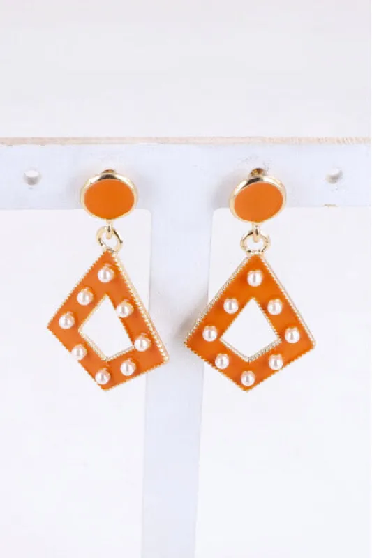 Aretes Triangulo Perlas Color sold by Shasa
