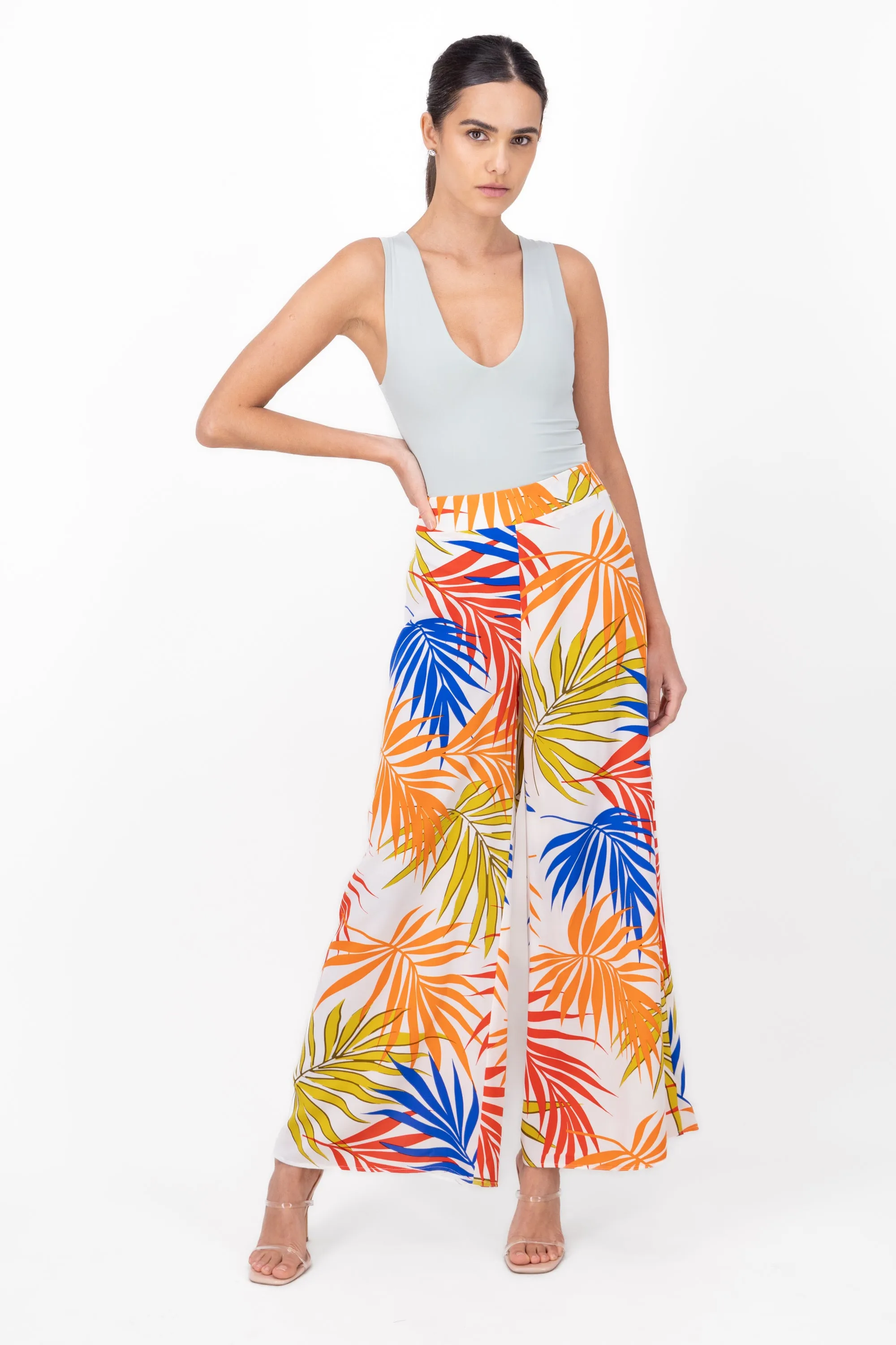 Pantalon fluido tropical sold by Shasa
