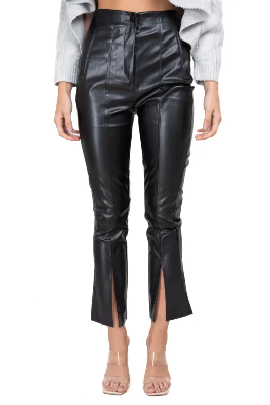 Pantalón flared efecto piel bolsillos sold by Shasa