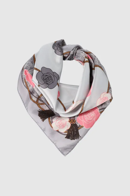 Pañuelo flores detalle sold by Shasa