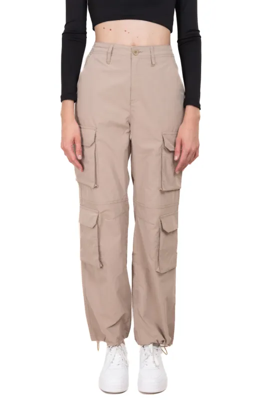 Pantalón parachute cargo multibolsillos sold by Shasa