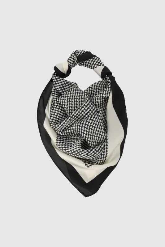 Pañuelo print pata de gallo sold by Shasa