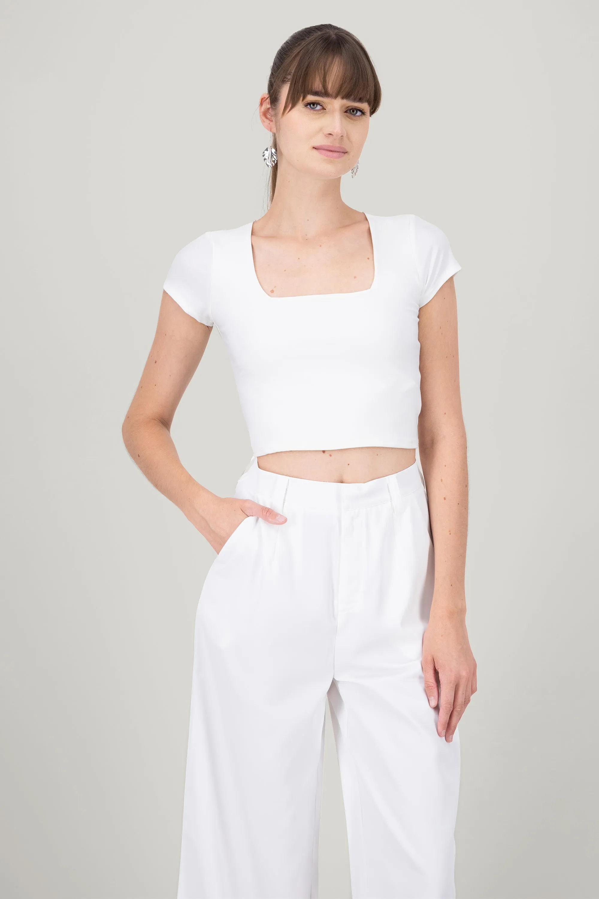 Top liso escote cuadrado sold by Shasa