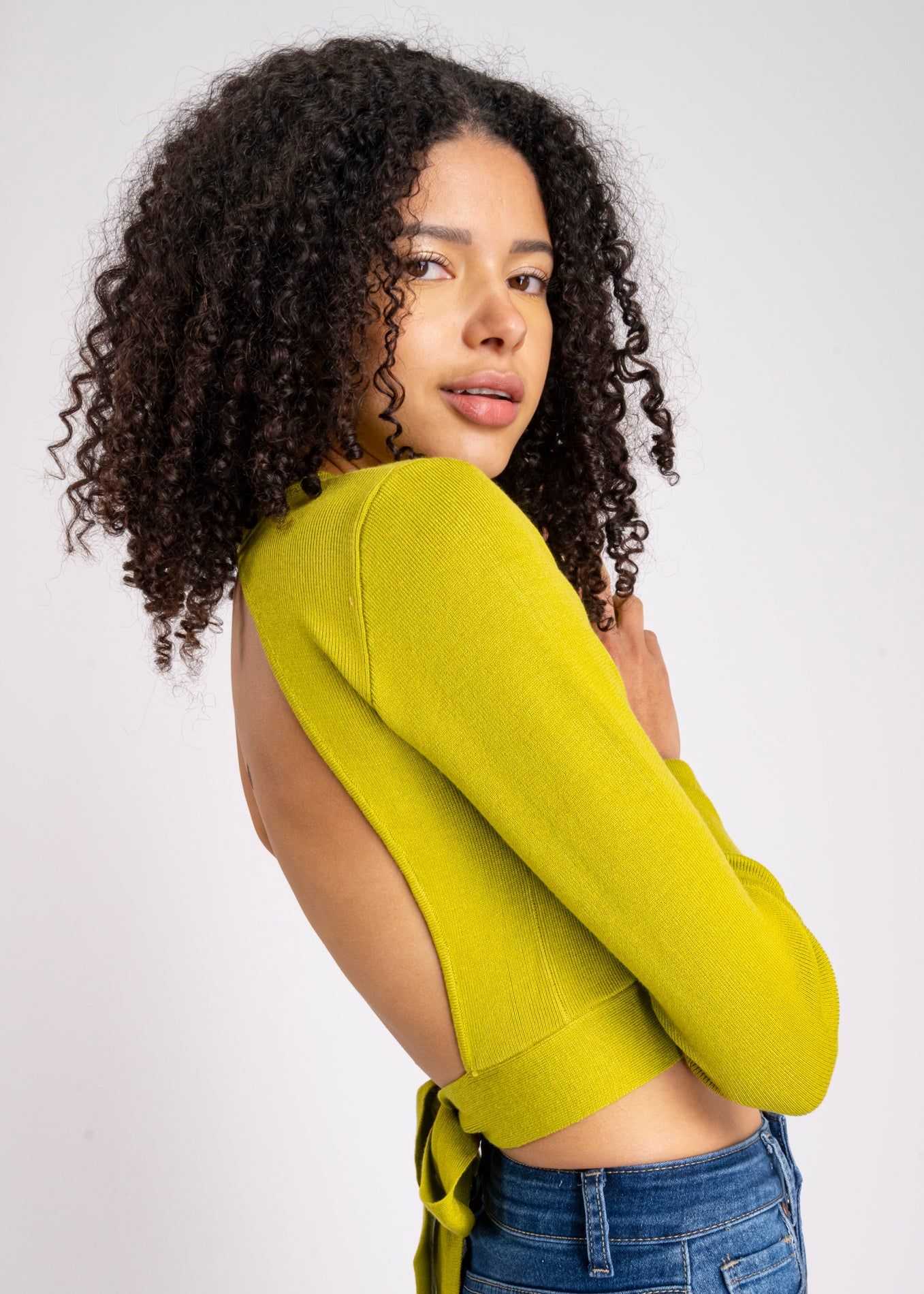 Suéter crop escote espalda detalle cinta sold by Shasa