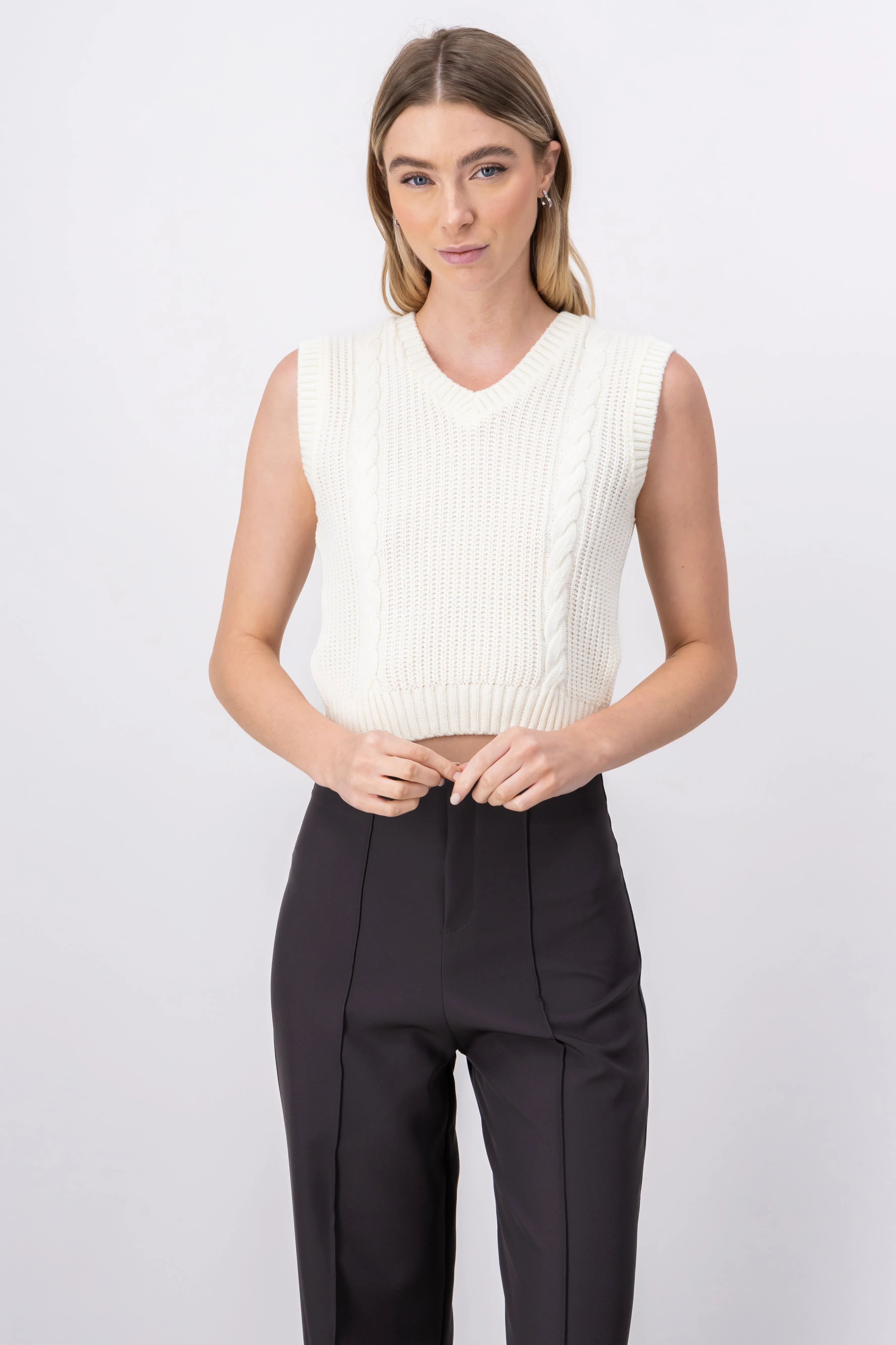 Chaleco Tejido Punto Trenza sold by Shasa